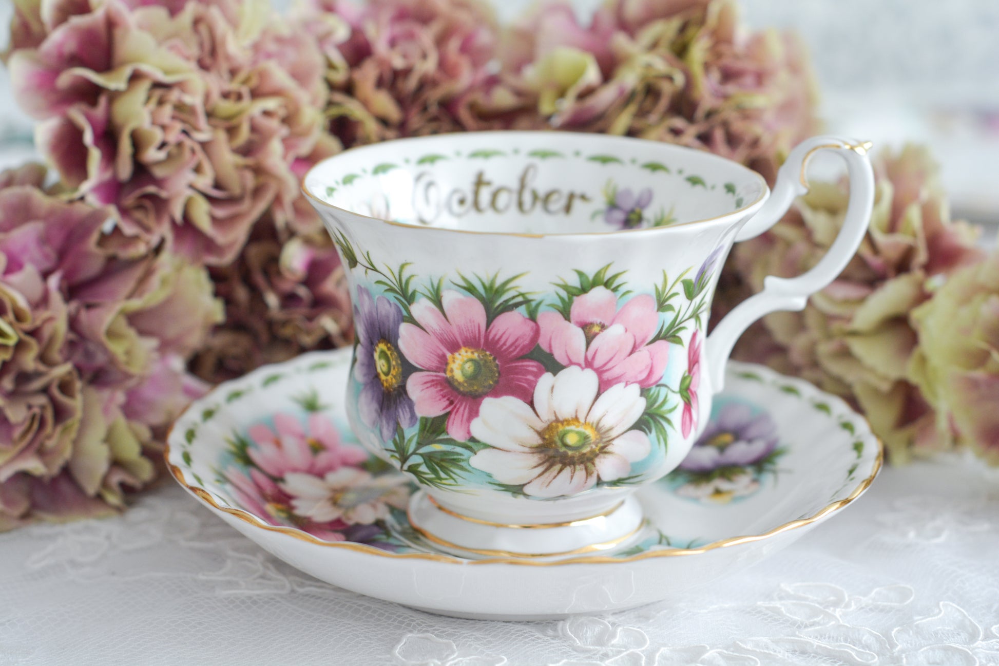 ロイヤルアルバートの人気シリーズの一つ、「フラワーオブザマンス」1月から12月までそれぞれの季節のお花がモチーフのシリーズで、ついつい集めたくなってしまう魅力があります。今回ご紹介するのは、10月(Octber)。10月のお花はコスモスです。柔らかな色合いのコスモスにターコイズブルーがアクセントの可愛らしいセットです。今回はティートリオにデザートプレートのついた珍しい4ピースセットが入荷しました!秋のティータイムをお楽しみください。