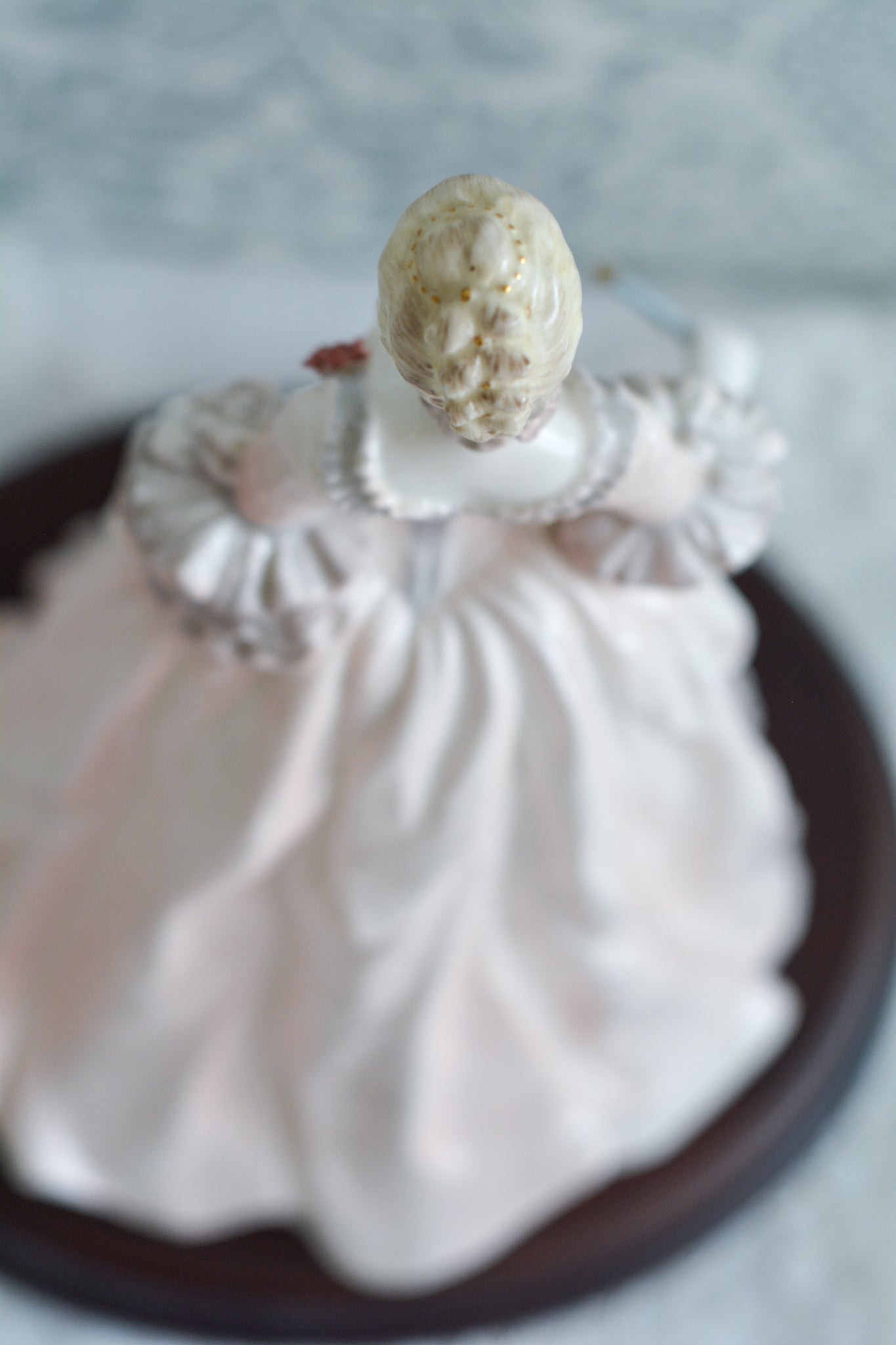 コールポートのポンパドール夫人の美しいフィギュリン。コールポートの中でも一番貴重で人気のフィギュリンではないでしょうか。美しいお顔にグレーとピンクの華やかなドレス。人気があるのも分かります。ポンパドール夫人はその美顔からフランスルイ15世の公式の愛妾となったのは有名な話。美顔だけでなく、頭もとてもよく政治にも積極的に関与しています。色々な側面を持ち合わせますが、芸術を愛し、その発展に大きな影響を与えました。ポンパドール夫人の時代はフランスを中心に優美なロココ様式が流行します。イギリスで1810年〜1830年代頃に流行したロココリバイバルはフランスのロココ様式の影響を受けてイギリスでロココ様式が再流行したものです。そんなポンパドール夫人のフィギュリンは、キャビネットに飾ってもティータイムにテーブルに置いてもどんなシーンでも、パッとスポットライトが当たったかのような存在感です。