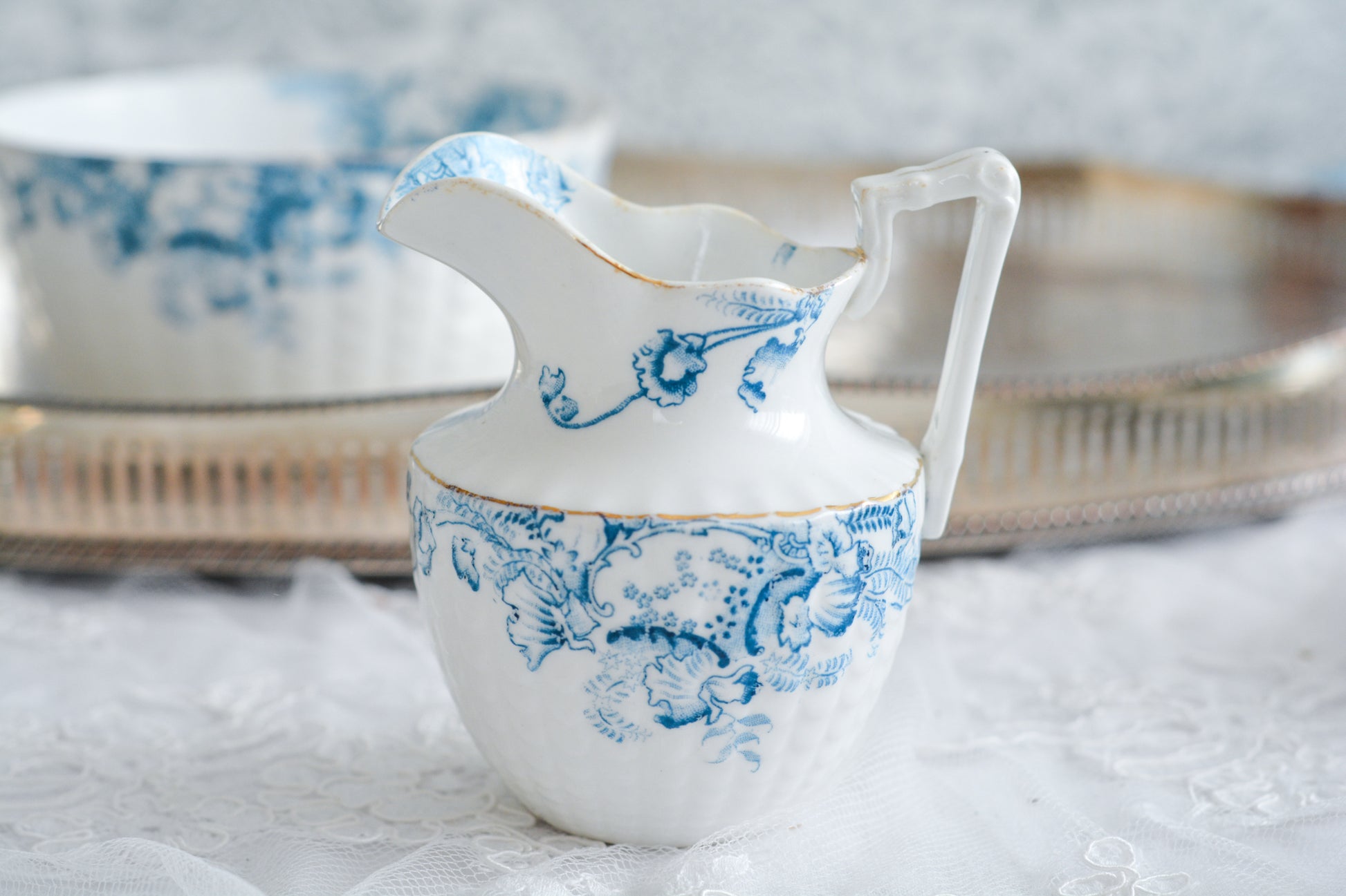 サミュエル・ラドフォードというメーカーの可愛らしいティートリオです。サミュエル・ラドフォードはスタッフォードシャーのメーカーで、1879年から1957年まで創業していました。こちらはブルーの転写模様がとても美しく地模様もとても可愛らしいお品です。同じパターンのティートリオと色違いのデザートプレートも別で掲載しています。