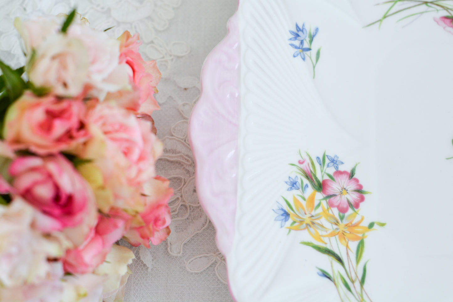 シェリーのワイルドフラワーシリーズの可愛らしいB&Bプレート(ブレッド&バタープレート)。イギリスの色とりどりの野花が散りばめられていて、パステルピンクの縁取りとハンドルがとても可愛らしいお品です。B&Bプレートの「B&B」は「ブレッド&バター」のことでパンやお菓子を盛り付けるのに便利なプレートです。