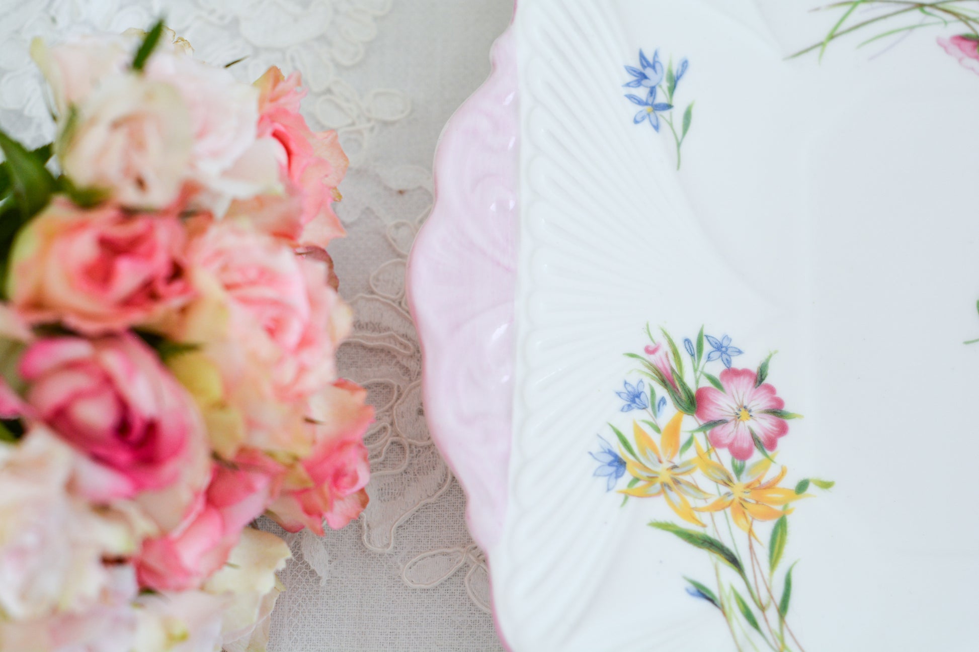 シェリーのワイルドフラワーシリーズの可愛らしいB&Bプレート(ブレッド&バタープレート)。イギリスの色とりどりの野花が散りばめられていて、パステルピンクの縁取りとハンドルがとても可愛らしいお品です。B&Bプレートの「B&B」は「ブレッド&バター」のことでパンやお菓子を盛り付けるのに便利なプレートです。