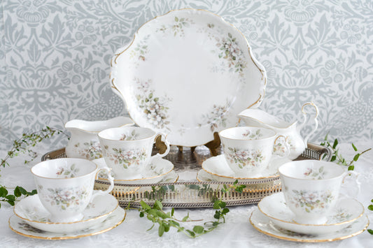 ロイヤルアルバートの「ハワース」シリーズ。淡いカラーのお花が優しげな雰囲気です。ハワースはウェストヨークシャーにある小さな街。「嵐が丘」、「ジェーン・エア」の作者ブロンテ姉妹が住んでいた街です。田園風景が広がりとても美しい、そんなハワースを思わせるような優しく美しい絵柄のティーセット。こちらは、ティートリオ4セット、クリーマー、シュガーボウル、B&Bプレートのセットです。ぜひティータイムをお楽しみください。