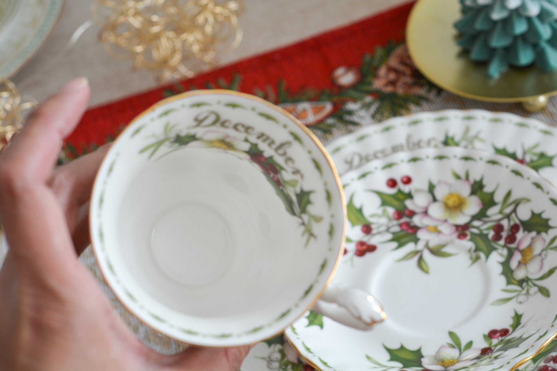ロイヤルアルバートの人気シリーズの一つ、「フラワーオブマンス」1月から12月までそれぞれの季節のお花がモチーフのシリーズで、ついつい集めたくなってしまう魅力があります。今回ご紹介するのは、12月(December)。12月のお花はクリスマスローズです。ヒイラギに可憐なクリスマスローズがクリスマスの季節にぴったりなデザイン。とっても華やかなお品でクリスマスのテーブルを彩ります。