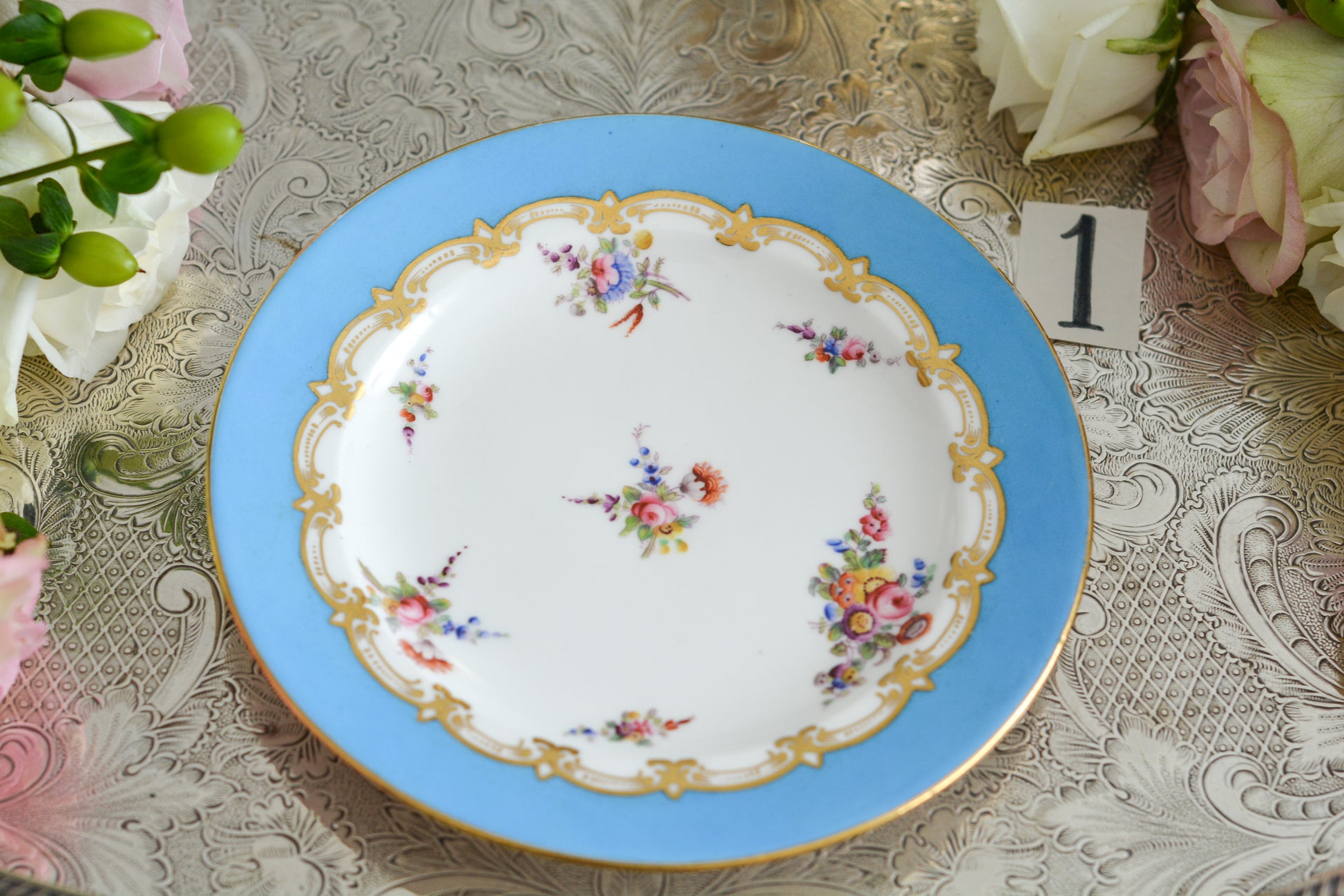 コールポートのハンドペイントで描かれた花々がとても美しいティートリオです。以前色違いのコバルトブルーのトリオをご紹介したことがあります。シリーズ名はないのですが、何色かカラーバリエーションがあります。ターコイズブルーはどのシリーズにおいても貴重なカラー。ターコイズブルーに金彩のコントラストがとても豪華な印象です。特別なティータイムにどうぞ。