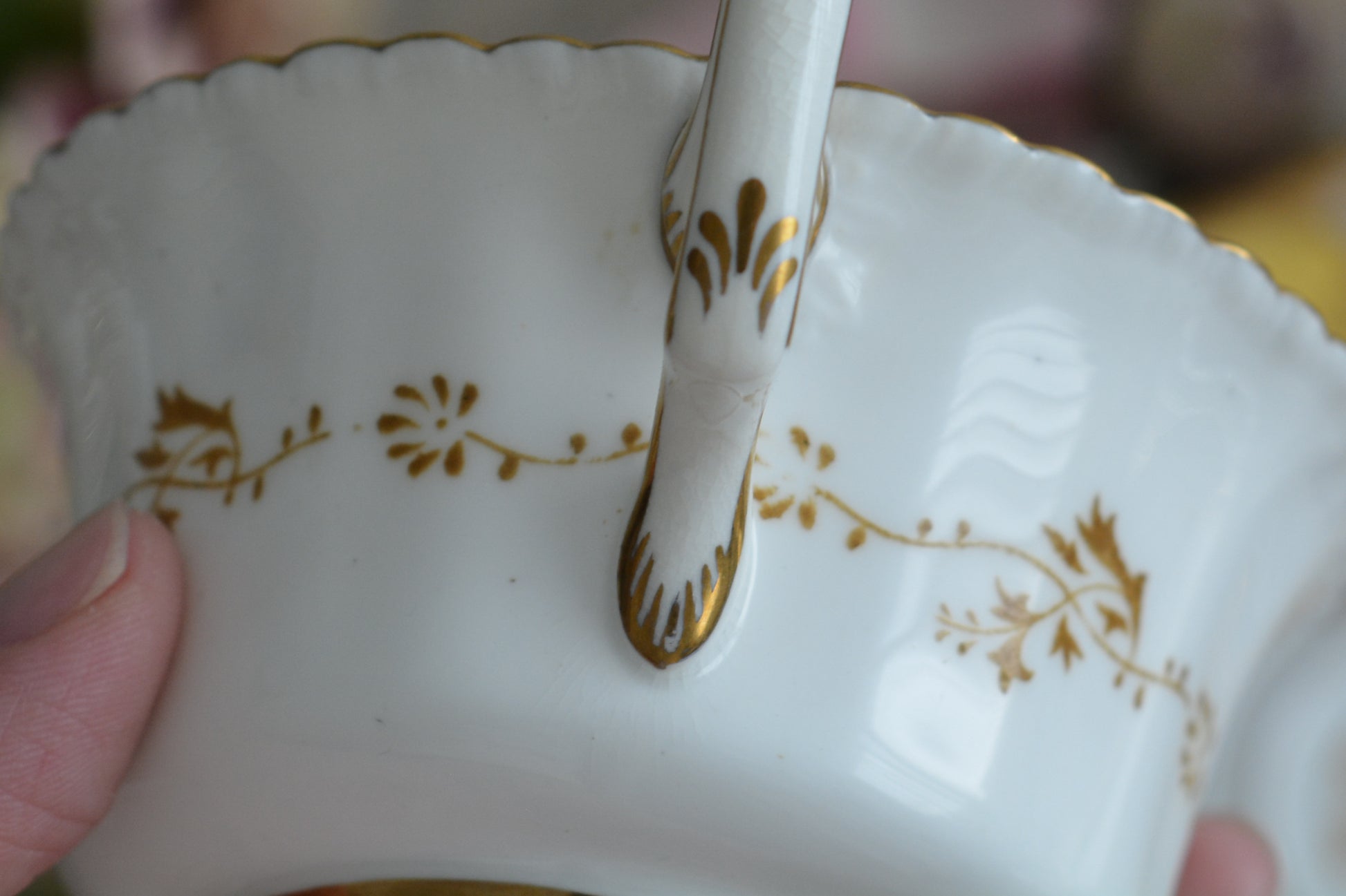 コールポートの人気シリーズ、バットウィングシリーズ。レアカラーのイエローカラーのトリオです。イエローのバットウィングは、鮮やかなイエローカラーが美しく、とても華やかな印象です。最近はバットウィングシリーズは探すことがより困難になっております。残念ながらカップにヒビが入っている為に観賞用となっております。(水漏れしたり、カップ自体が割れてしまう可能性があるため、カップに紅茶などを入れることは難しいです)ソーサーとサイドプレートはとても良い状態です。カップにヒビはあるものの観賞用としては大変美しく、貴重なお品です。ぜひコレクションとしてこのカップをお楽しみください。