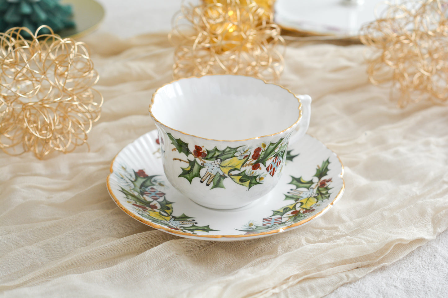 ハマースレイのクリスマスの絵柄のカップ&ソーサーは、ヒイラギにプレゼントやステッキ、お人形などクリスマスらしいモチーフがたくさん。とっても可愛らしいカップです。クリスマスのワクワクする気持ちをさらに盛り上げてくれそうですね。今回1客だけ入荷できました!ぜひクリスマスのティータイムをお楽しみくださいませ。