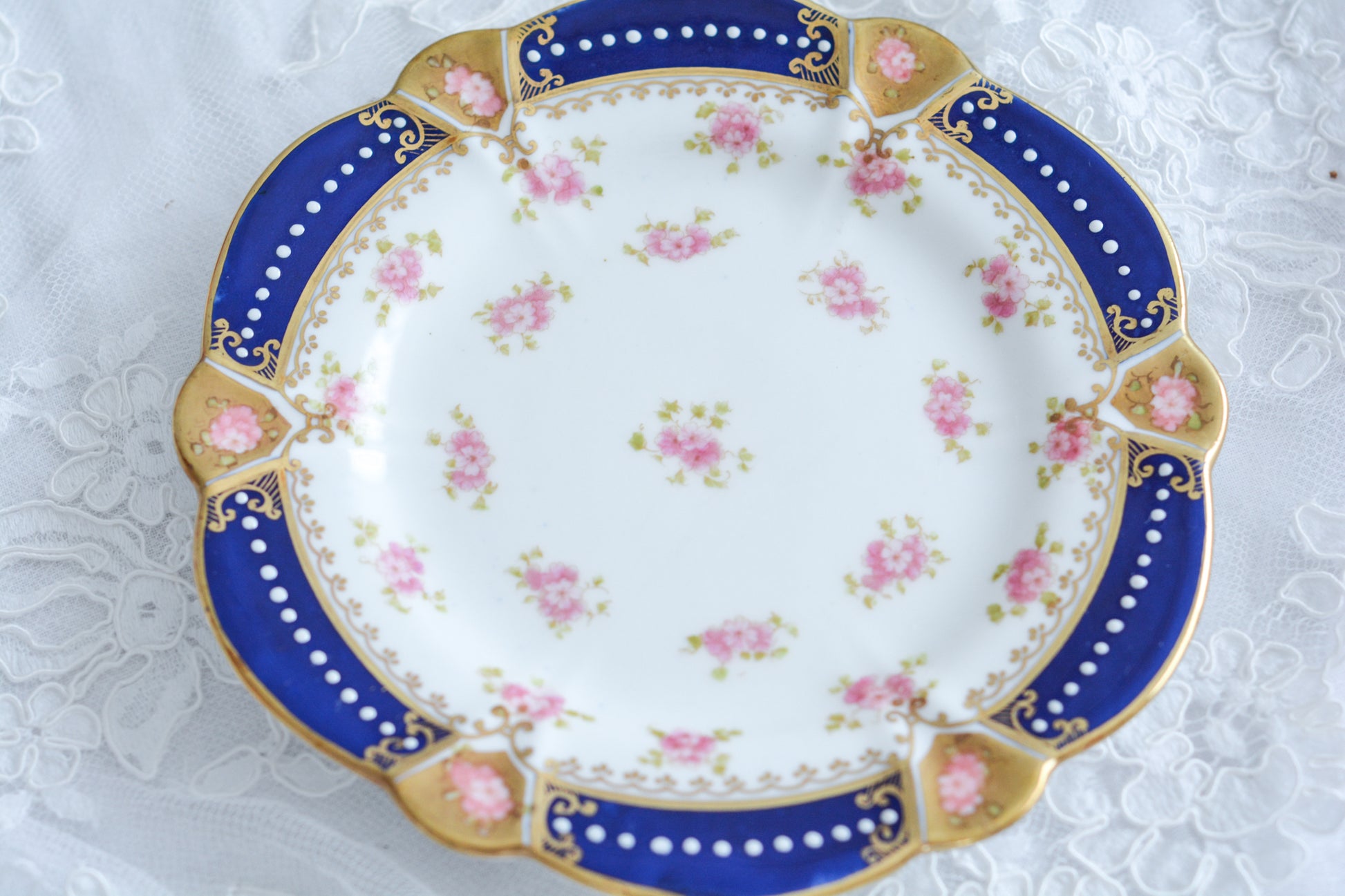 アレートンというメーカーの美しいティートリオです。アレートンは1859年から1942年まで続いたメーカーで、1912年からはコウルドンに買収されました。バックスタンプはコウルドンに引き継がれる以前の物です。美しいコバルトブルーにエナメルのジュールがうってあって、とってもエレガントなティーセットです。カップ&ソーサー、サイドプレート、デザートプレートの4ピースのセットで、お一人分のティータイムにぴったりです。