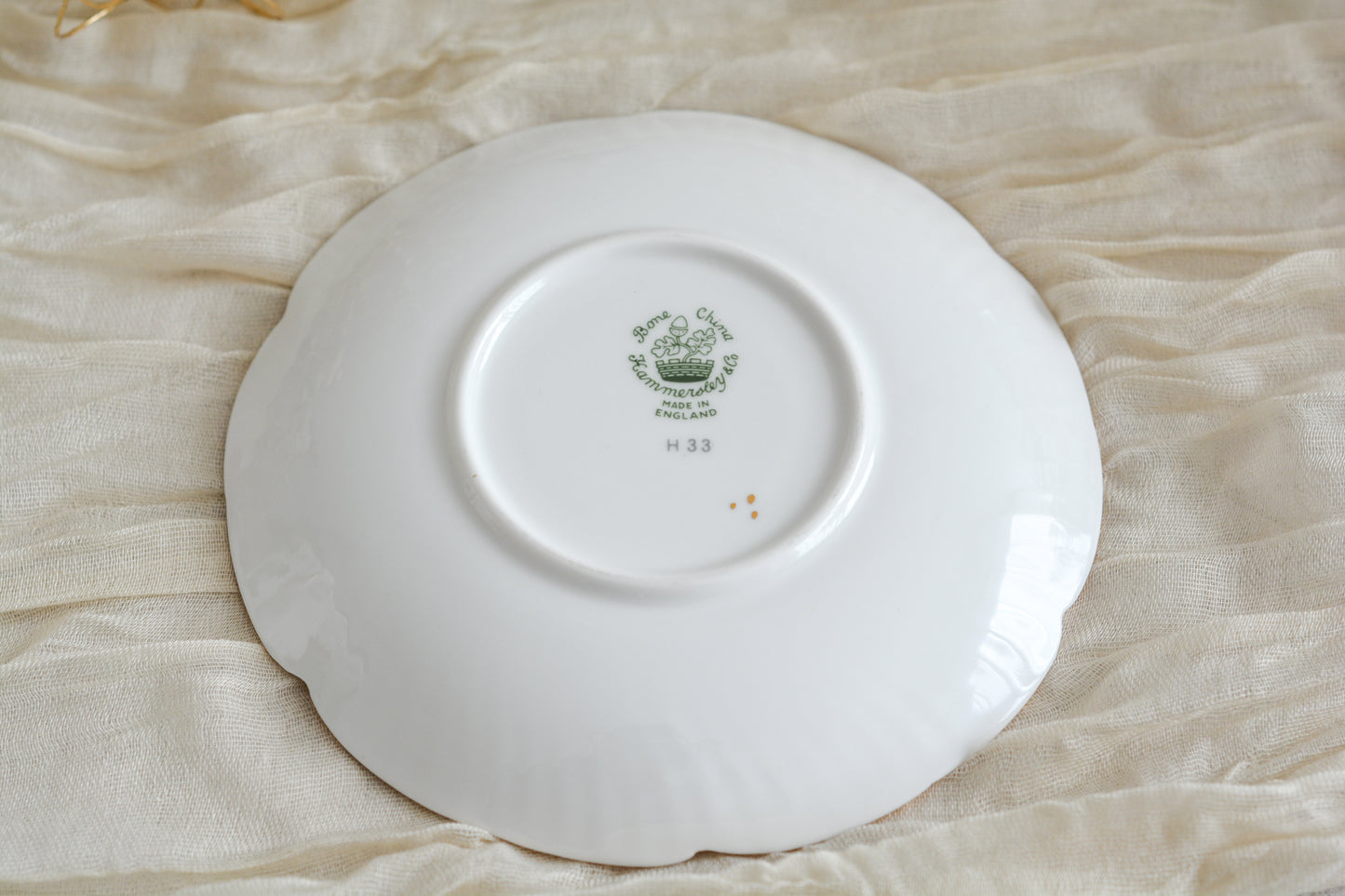 ハマースレイのクリスマスの絵柄のカップ&ソーサーは、ヒイラギにプレゼントやステッキ、お人形などクリスマスらしいモチーフがたくさん。とっても可愛らしいカップです。クリスマスのワクワクする気持ちをさらに盛り上げてくれそうですね。今回1客だけ入荷できました!ぜひクリスマスのティータイムをお楽しみくださいませ。