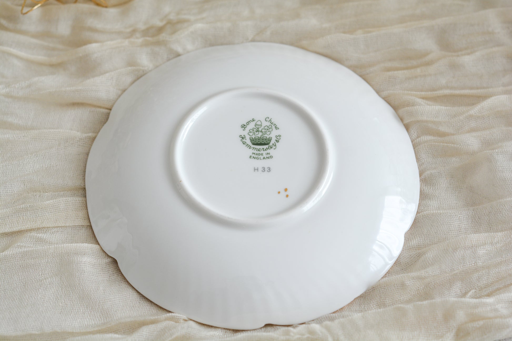 ハマースレイのクリスマスの絵柄のカップ&ソーサーは、ヒイラギにプレゼントやステッキ、お人形などクリスマスらしいモチーフがたくさん。とっても可愛らしいカップです。クリスマスのワクワクする気持ちをさらに盛り上げてくれそうですね。今回1客だけ入荷できました!ぜひクリスマスのティータイムをお楽しみくださいませ。