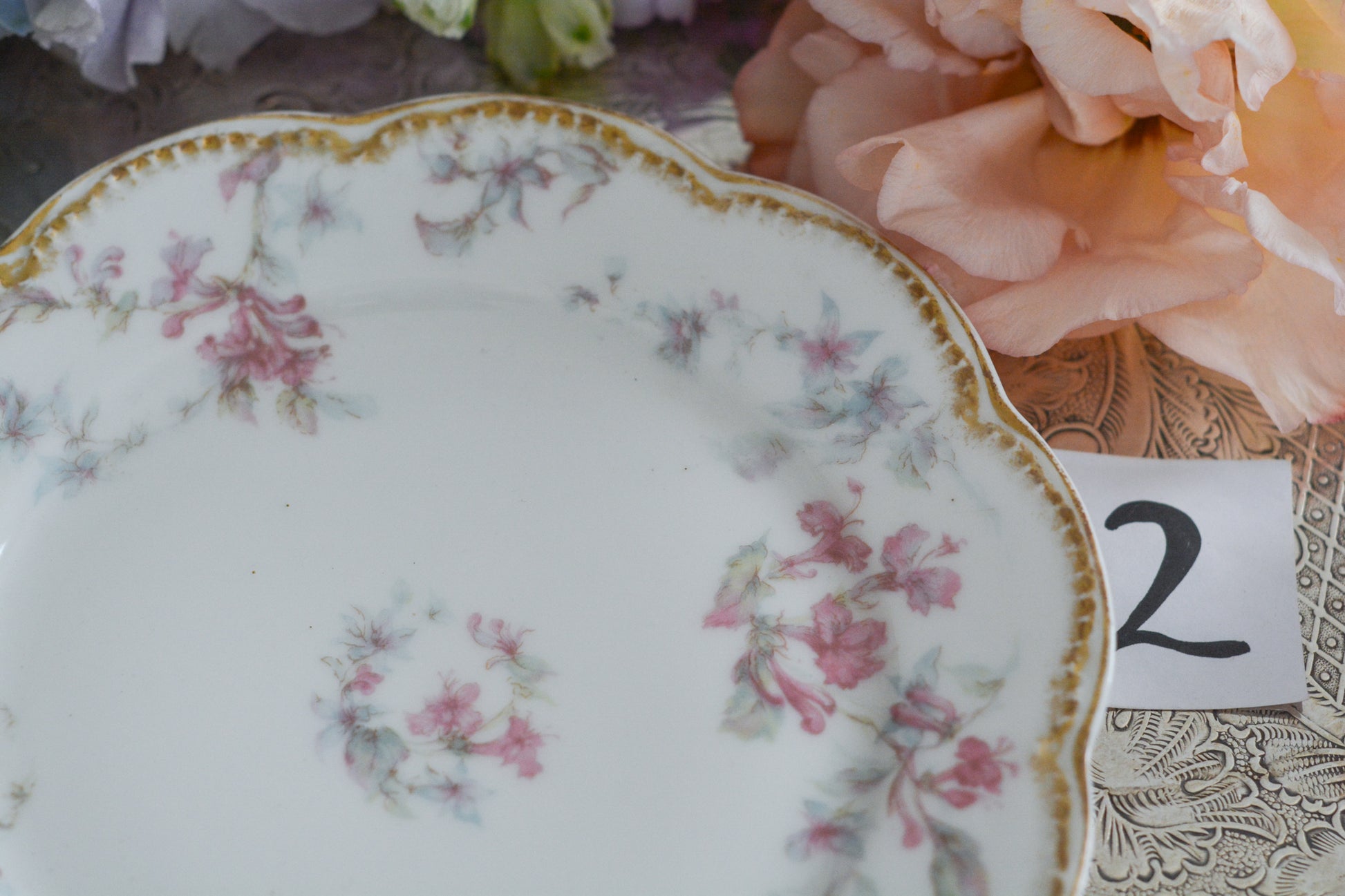 フランスのリモージュ、アビランドのティートリオです。 淡いタッチのお花がとっても可愛らしいです。柔らかで優しげな印象で、癒しのティータイムの時間を過ごせそうですね。これから春のティータイムにもぴったりです。こちらは在庫が2セットございます。ティートリオ①、ティートリオ②からお選びください。