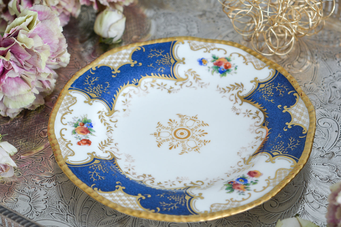 コールポートの人気シリーズ、バットウィングシリーズ。こちらはとても珍しい明るいブルーのサイドプレートです。ちょっと凝ったブルーで石目のようになっていて高級感があります。バットウィングシリーズはたくさんのカラーバリエーションがありますが、最近はバットウィングシリーズはどのカラーも探すことがより困難になっております。こちらのプレートは、特に珍しいカラーでコレクションにぴったりです。