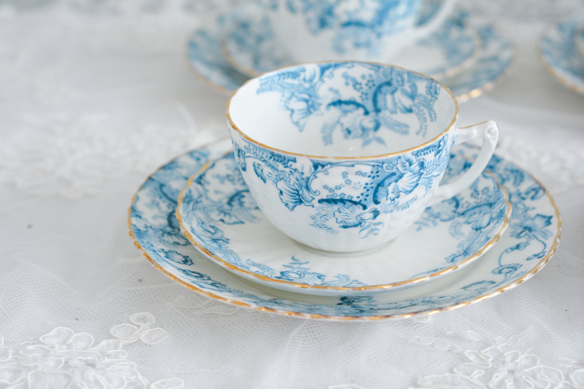 サミュエル・ラドフォードというメーカーの可愛らしいティートリオです。サミュエル・ラドフォードはスタッフォードシャーのメーカーで、1879年から1957年まで創業していました。こちらはブルーの転写模様がとても美しく地模様もとても可愛らしいお品です。同じパターンのミルクジャグ&シュガーボウル、色違いのデザートプレートも別で掲載しています。  こちらは1セットの価格です。全部で6セットあります。状態の良いものからお送りします。