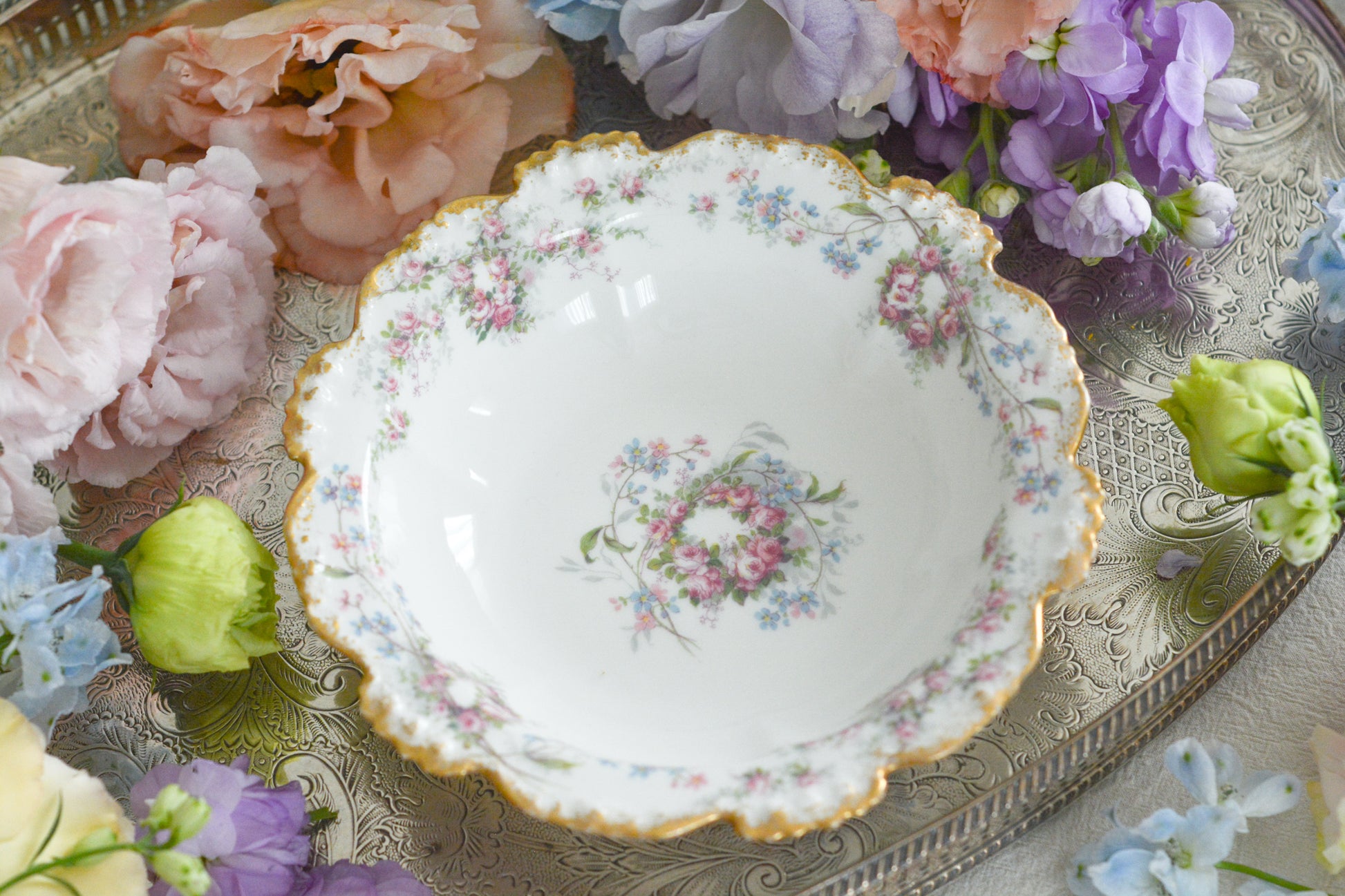 フランスのリモージュ、ジャン・プーヤ工房の可愛らしいボウル。淡いカラーが優しい雰囲気です。フルーツを盛り付けたり、ボンボンやトラジェを盛り付けたら素敵だなと思います。バラと勿忘草の組み合わせはやっぱり可愛い!!です。色々なお菓子を盛り付けてみてくださいね!