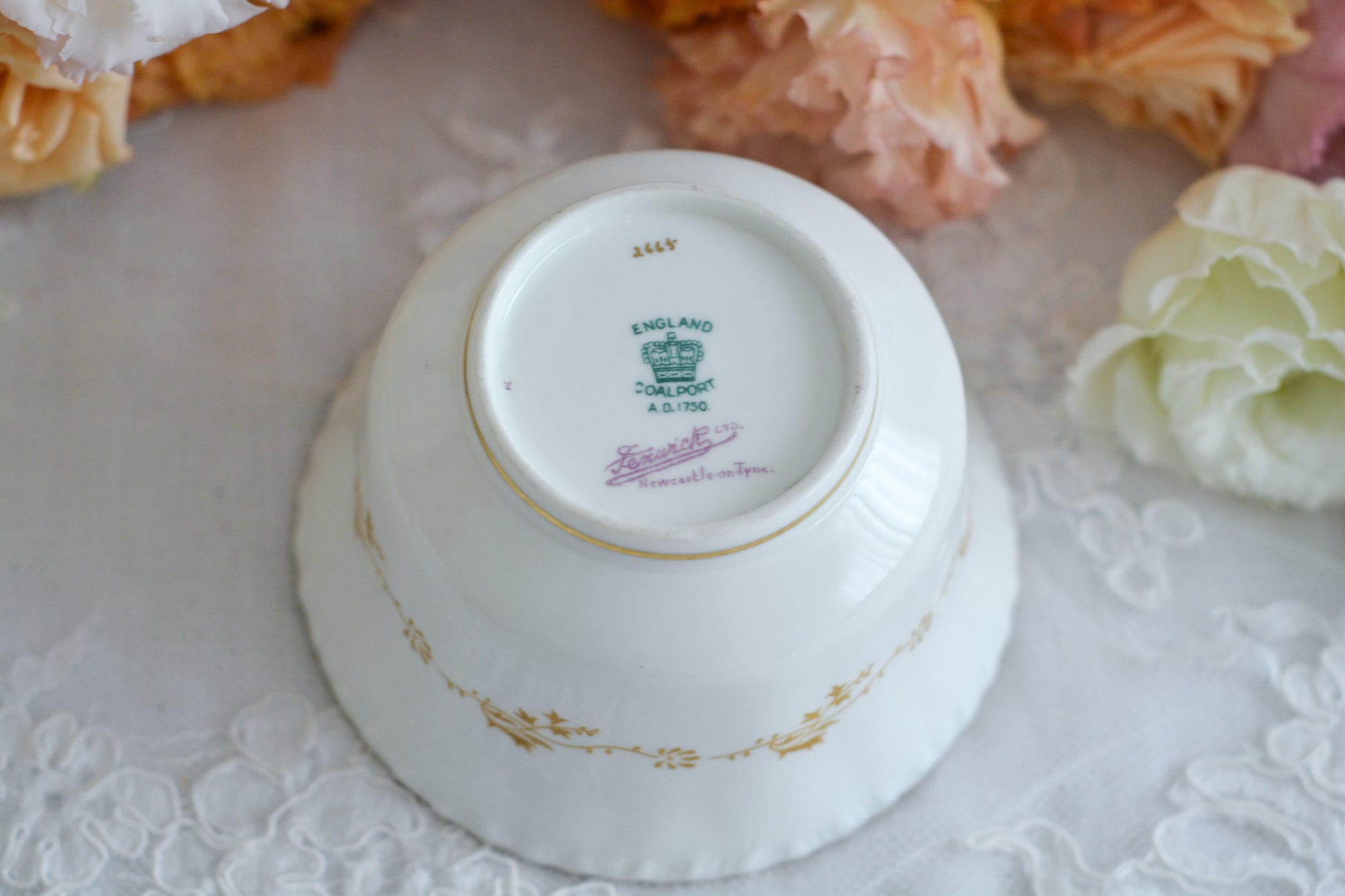 コールポートの人気シリーズのバットウィング。こちらはアップルグリーンが美しいシュガーボウルです。シュガーボウルとしても、チョコレートやキャンディーなどちょっとしたお菓子などを盛り付けても可愛らしいです。同じデザインですが、コバルトブルーと雰囲気が変わりますね。バットウィングシリーズは年々見つけることが困難になっております。こちらはとても状態の良い子で、お探しの方に見つけていただけましたら嬉しいです。