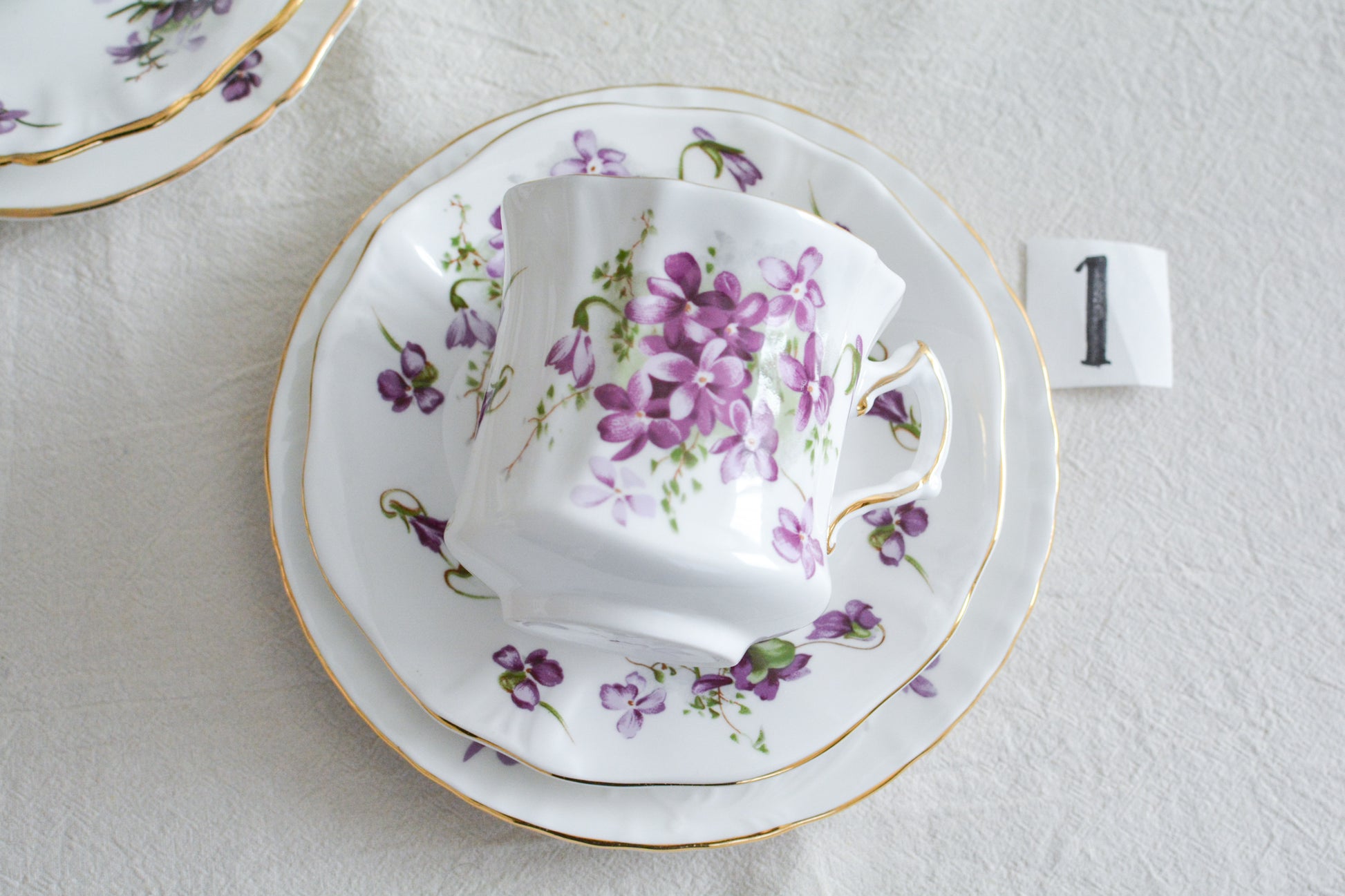 ハマースレイの人気シリーズ、ヴィクトリアンバイオレットシリーズのティートリオ。可憐なすみれの模様と優雅なシェイプがとても美しいお品です。製造年代などですみれの模様が少しずつ違い、それぞれに魅力があります。ハマースレイらしいエレガントなデザインでおうちティータイムを華やかに盛り上げてくれます。こちらは1セットの価格です。在庫が2セットあり、絵柄や色味が少しずつ異なります。トリオ①〜②からお選びください。