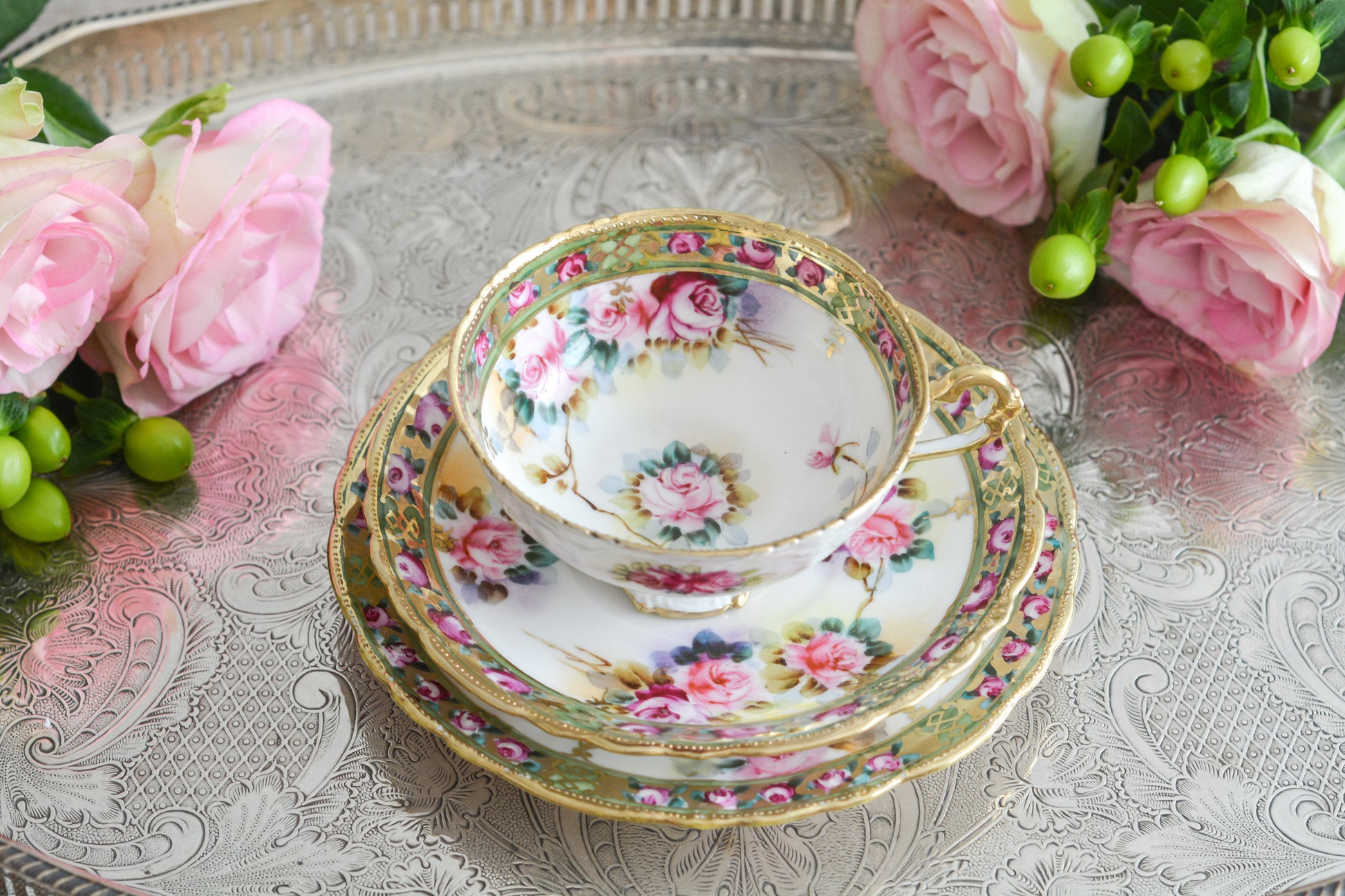 オールドノリタケの里帰り品です。キラキラと輝くティートリオ。クリスマスにもぴったりのお品です。ハンドペイントで描かれたバラに金盛りの美しい模様。さすがノリタケ!ですね。とっても豪華なデザインなのでプレゼントにもぜひどうぞ。