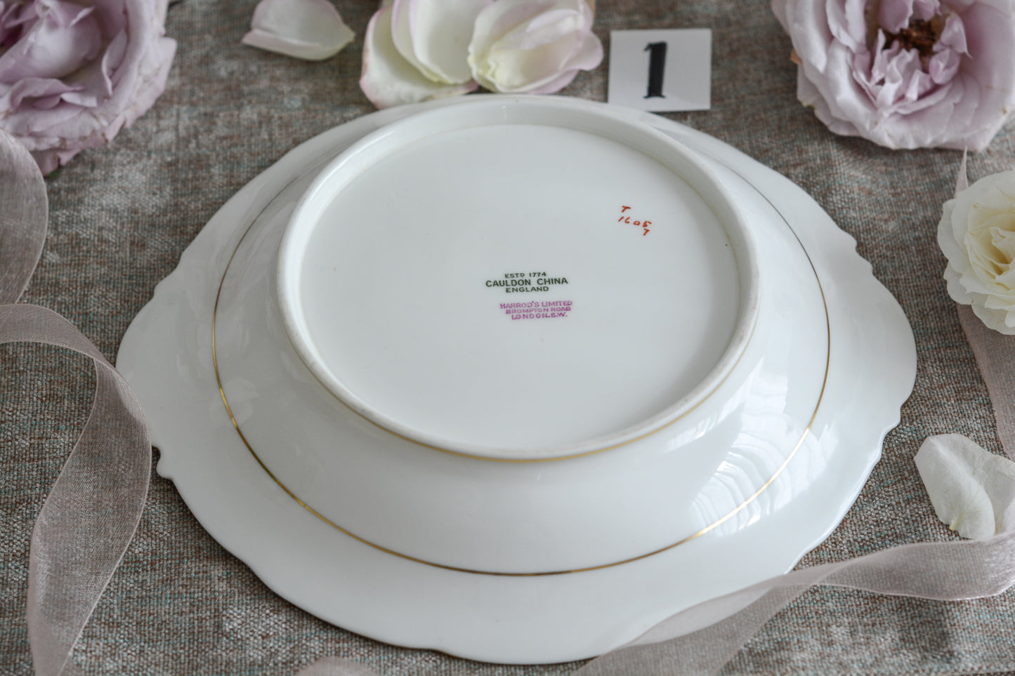 コウルドンのティファニーパターンのプレート。こちらは老舗ハロッズがオーダーしたもので、こちらはティファニーのスタンプはありませんが、柄はティファニーがコウルドンにオーダーしたパターンです。ティファニーらしい上品な絵柄がとても美しくでコウルドンの中でも人気のシリーズです。当時も人気があったのでしょう。いろいろな小売店がコウルドンにオーダーしています。ハンドルのついた深めのプレートはサービングプレートにもお使いいただきやすいと思います。