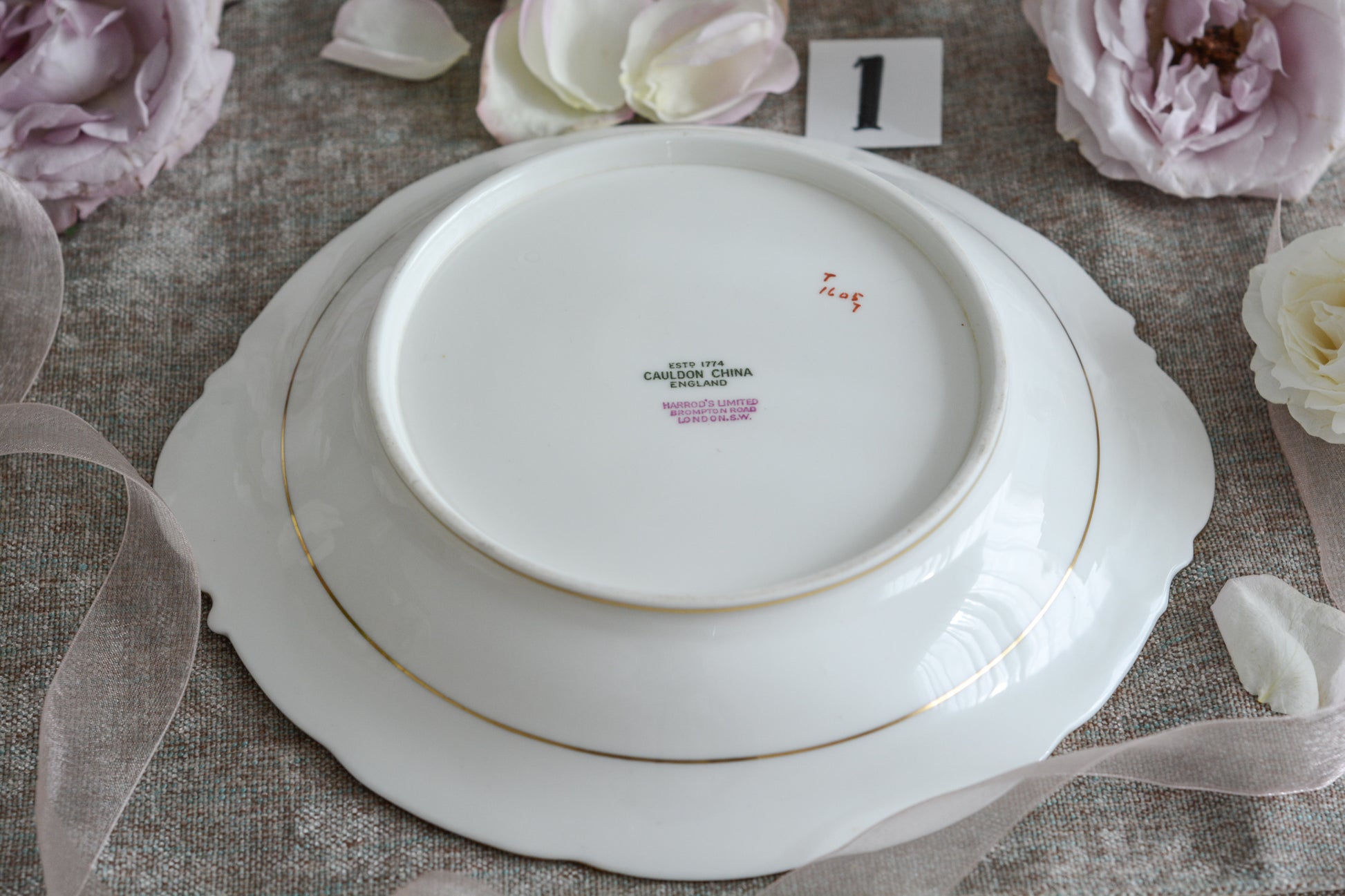 コウルドンのティファニーパターンのプレート。こちらは老舗ハロッズがオーダーしたもので、こちらはティファニーのスタンプはありませんが、柄はティファニーがコウルドンにオーダーしたパターンです。ティファニーらしい上品な絵柄がとても美しくでコウルドンの中でも人気のシリーズです。当時も人気があったのでしょう。いろいろな小売店がコウルドンにオーダーしています。ハンドルのついた深めのプレートはサービングプレートにもお使いいただきやすいと思います。