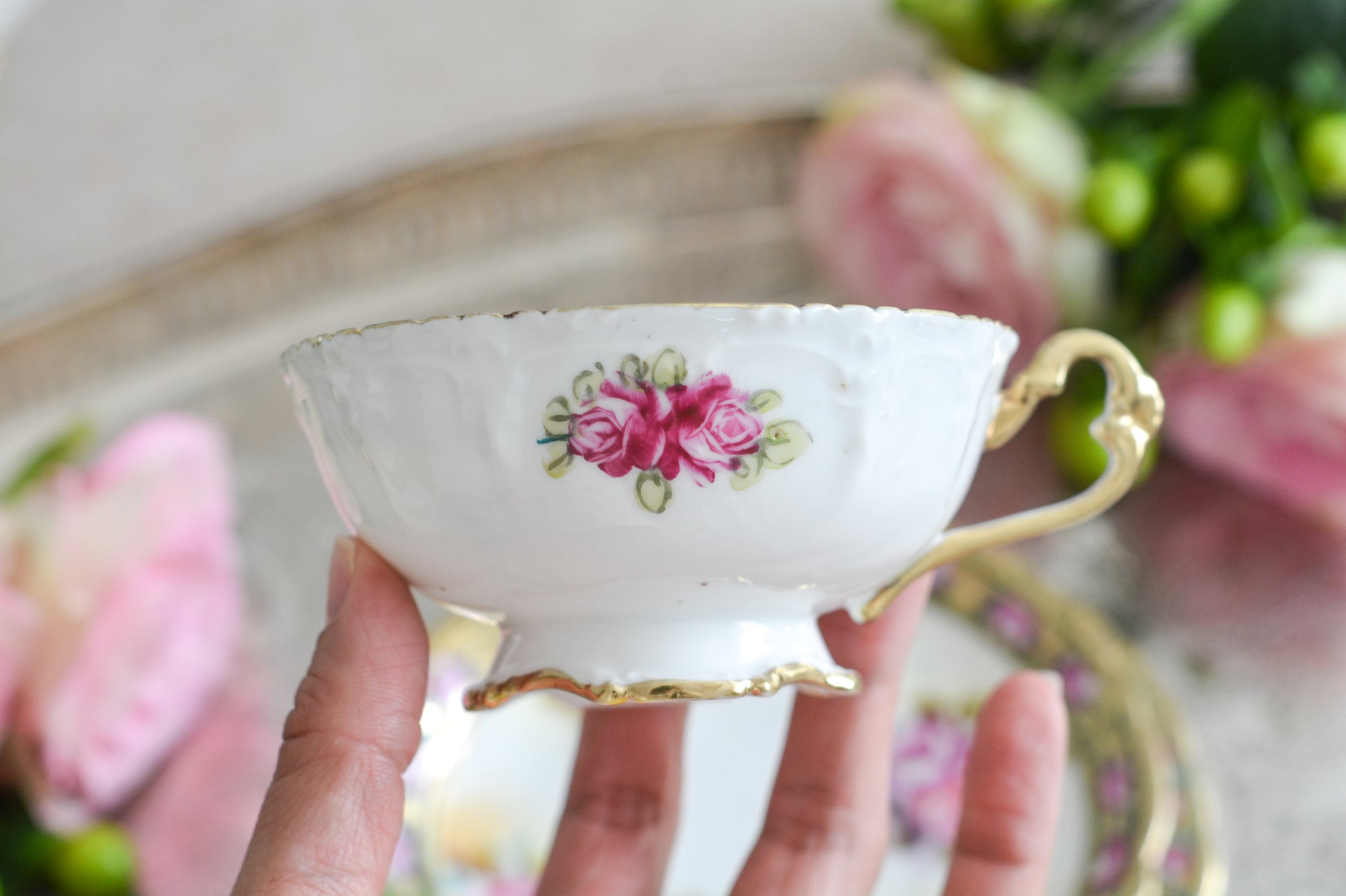 オールドノリタケの里帰り品です。キラキラと輝くティートリオ。クリスマスにもぴったりのお品です。ハンドペイントで描かれたバラに金盛りの美しい模様。さすがノリタケ!ですね。とっても豪華なデザインなのでプレゼントにもぜひどうぞ。