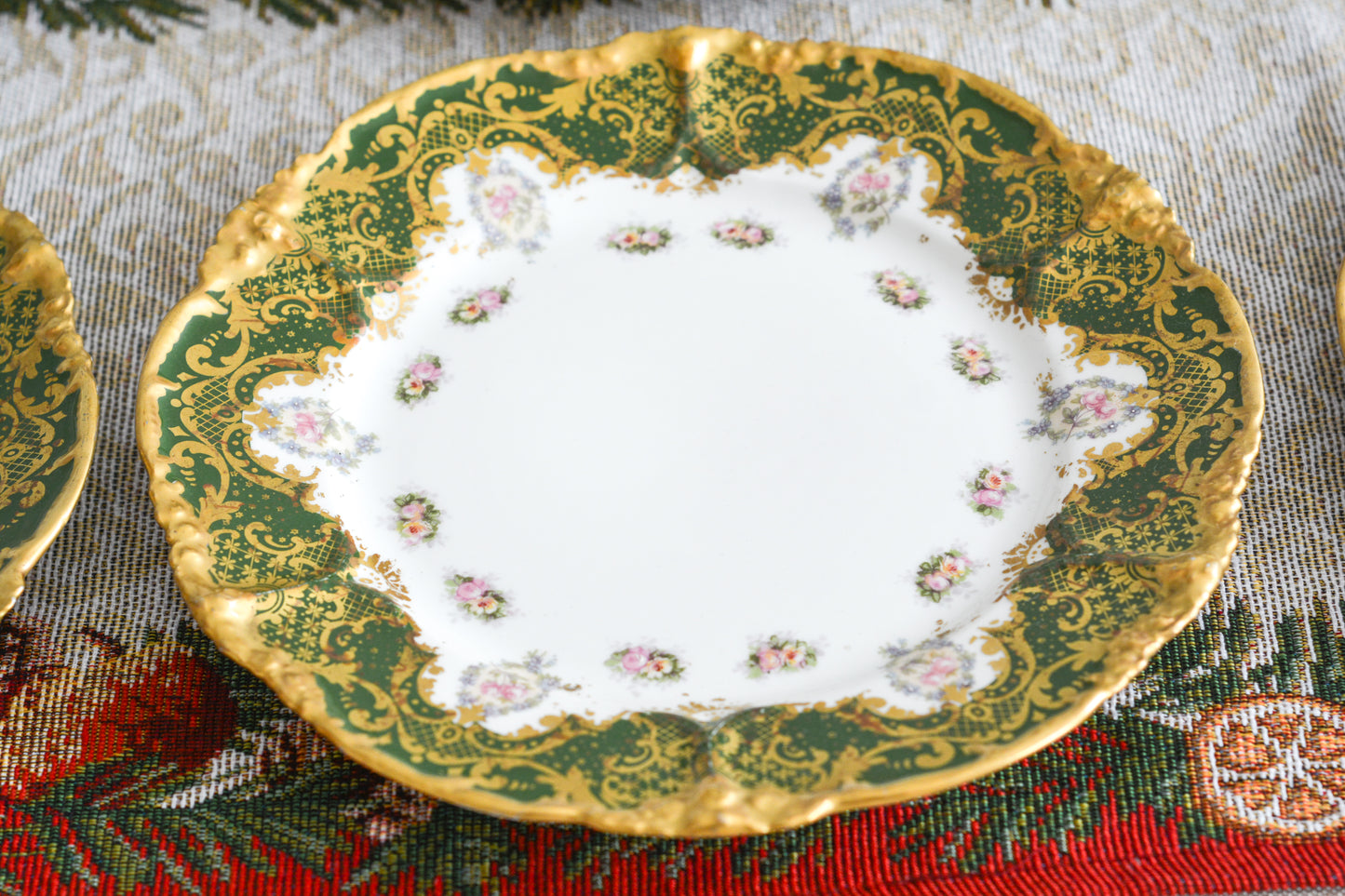 フランスのリモージュのプレートがやってきました。ジャン・プーヤ工房のデザートプレートで、深い緑の縁取りに繊細なタッチのお花がとても美しい1枚です。英国のタッチとはまた違った趣きがあり、エレガントで繊細な雰囲気。クリスマスのテーブルにもぴったりな色合いでテーブルを華やかに盛り上げてくれるプレートです。  こちらは1枚の価格です。クリスマス企画の特別価格になっています。在庫が全部で8枚ございます。状態の良いものから順番にお送りいたします。