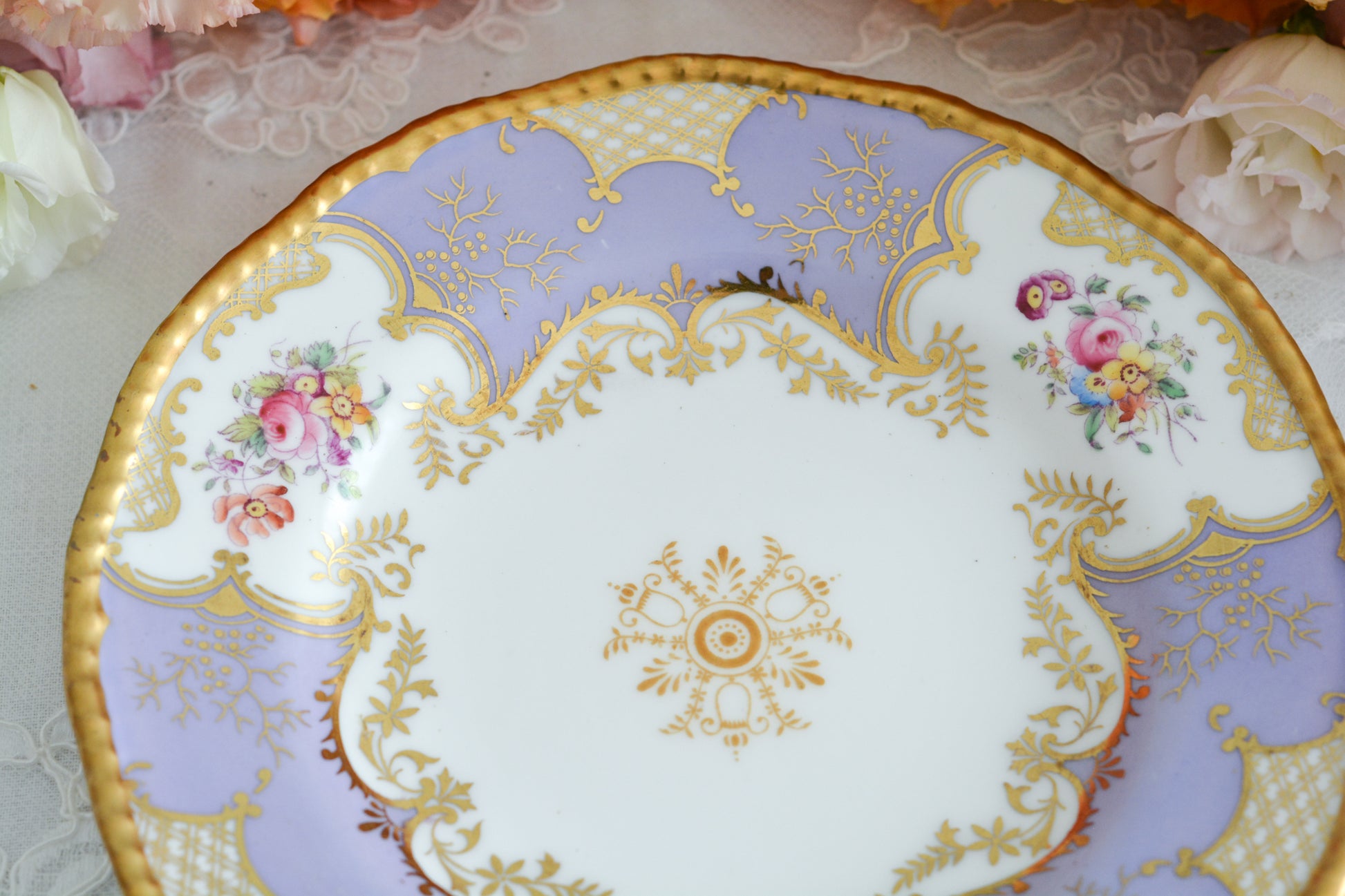 コールポートの人気シリーズ、バットウィングシリーズ。こちらはとても貴重なライラックカラーのデザートプレートです。ライラックカラーは美しいのはもちろんですが、柔らかな印象でとても上品ですね。最近はバットウィングシリーズは探すことがより困難になっております。ライラックカラーは元々レアカラーと言われるお品で、当店では初めてご紹介できます。  お揃いのティートリオも別で掲載しております。