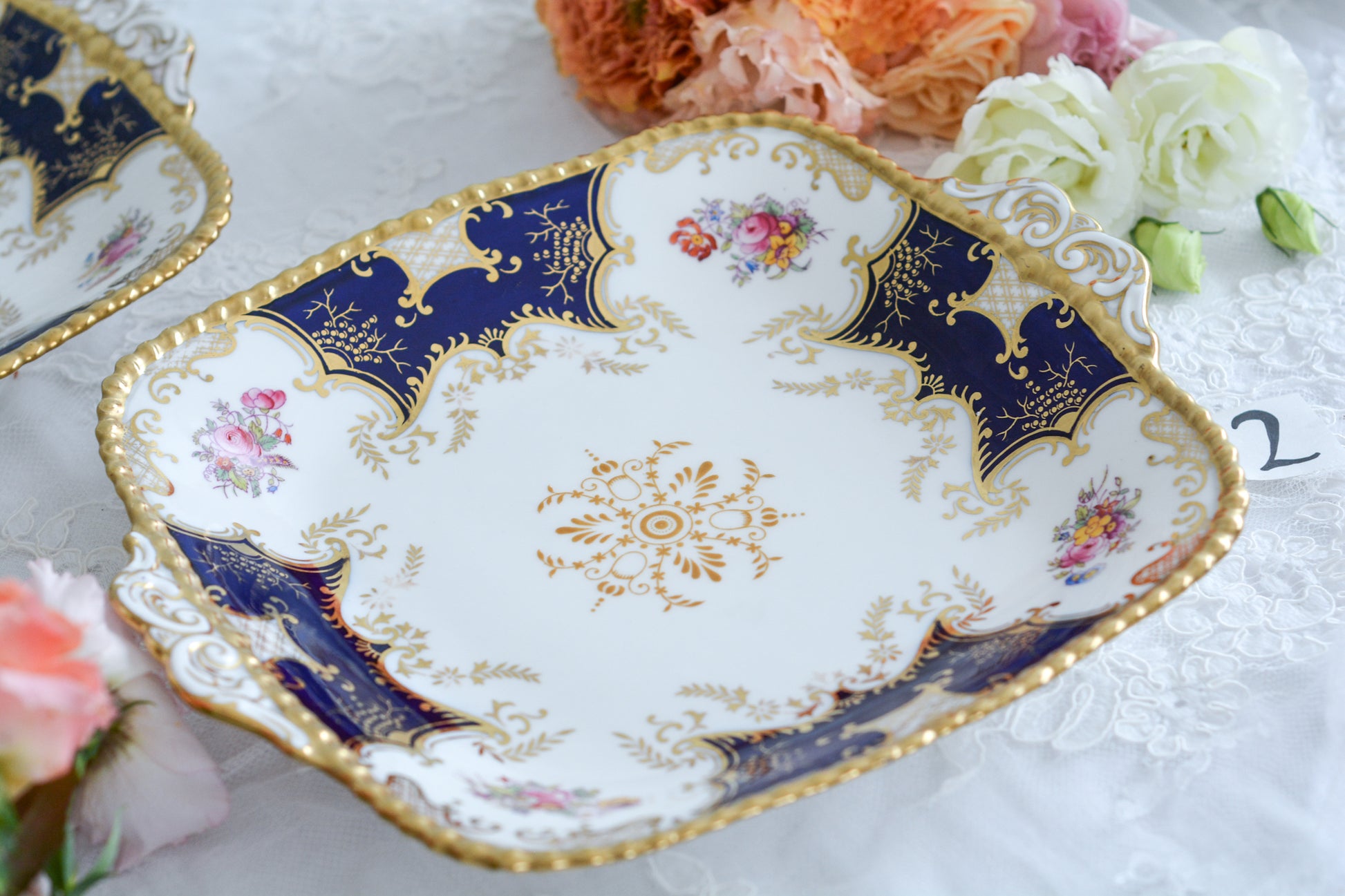 コールポートの人気シリーズ、バットウィング。カラーバリエーションも豊富なシリーズです。こちらはコバルトカラーの美しいB&Bプレート。コバルトブルーは重厚感がありますね。B&BプレートのB&Bとは、ブレッド&バターの略で、パンやサンドイッチ、スコーンはもちろん、スイーツなども盛り付けてお楽しみいただけます。