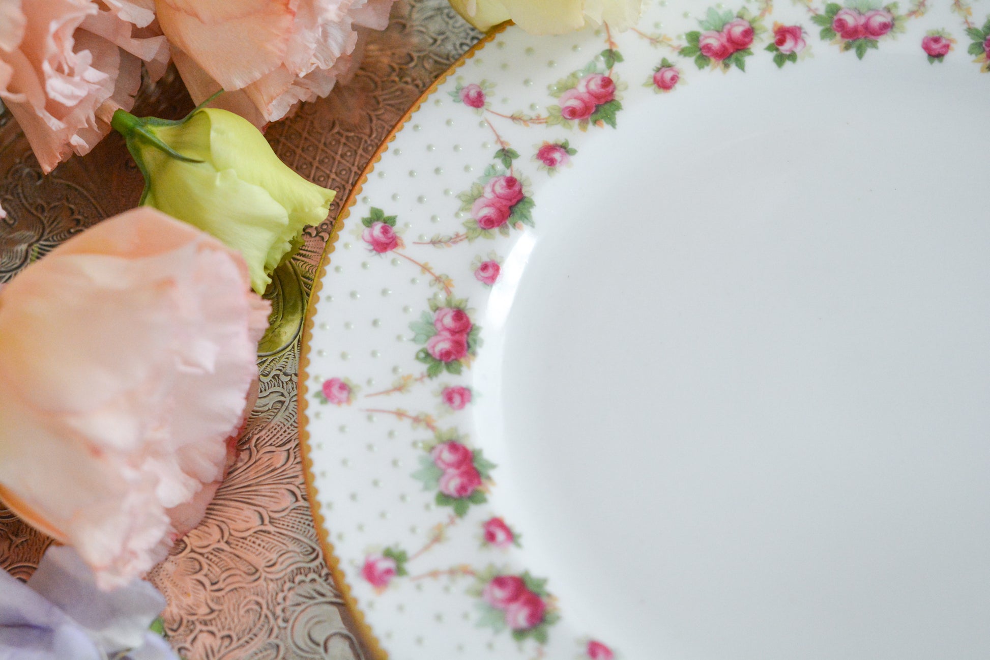 ロイヤルドルトンのとっても可愛らしいプレートが入荷しました。アメリカの小売店の特注品でバラのガーランドにエナメルジュールのドットが素敵なデザインです。このプレートが1枚あれば、ロマンティックなテーブルコーディネートができそうです。ティータイムに、デザートタイムにぜひどうぞ。こちらは1枚の価格です。状態によって価格が変わります。コンディションA、B、Cからお選びください。どれも大きなダメージはありません。