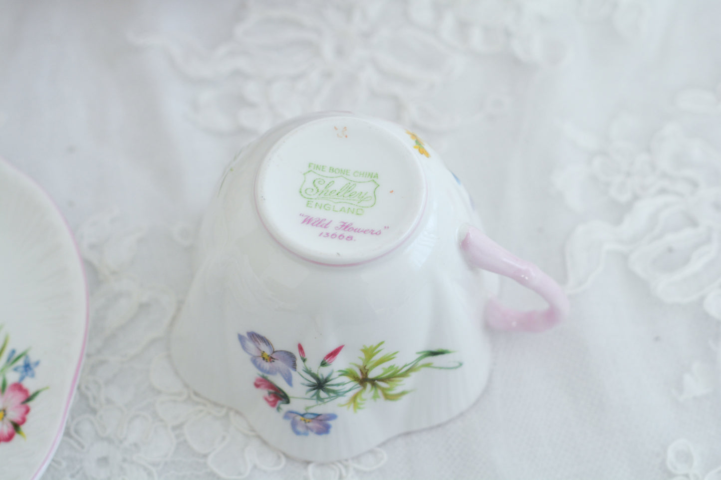 シェリーのワイルドフラワーシリーズの可愛らしいティートリオです。カップはディンティーシェイプと呼ばれる可愛らしいシェイプで上から見るとお花が咲いている様に見えます。イギリスの色とりどりの野花が散りばめられていて、どんな花がプリントされているか眺めるのも楽しいです。こちらは同じシリーズのピンクのお揃いのB&Bプレート、色違いのブルーのB&Bプレートも別で掲載しています。