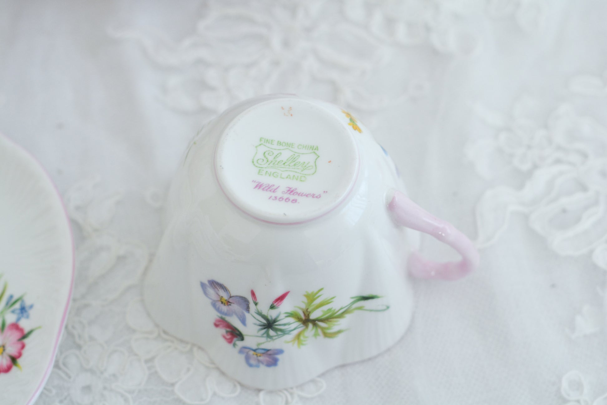シェリーのワイルドフラワーシリーズの可愛らしいティートリオです。カップはディンティーシェイプと呼ばれる可愛らしいシェイプで上から見るとお花が咲いている様に見えます。イギリスの色とりどりの野花が散りばめられていて、どんな花がプリントされているか眺めるのも楽しいです。こちらは同じシリーズのピンクのお揃いのB&Bプレート、色違いのブルーのB&Bプレートも別で掲載しています。