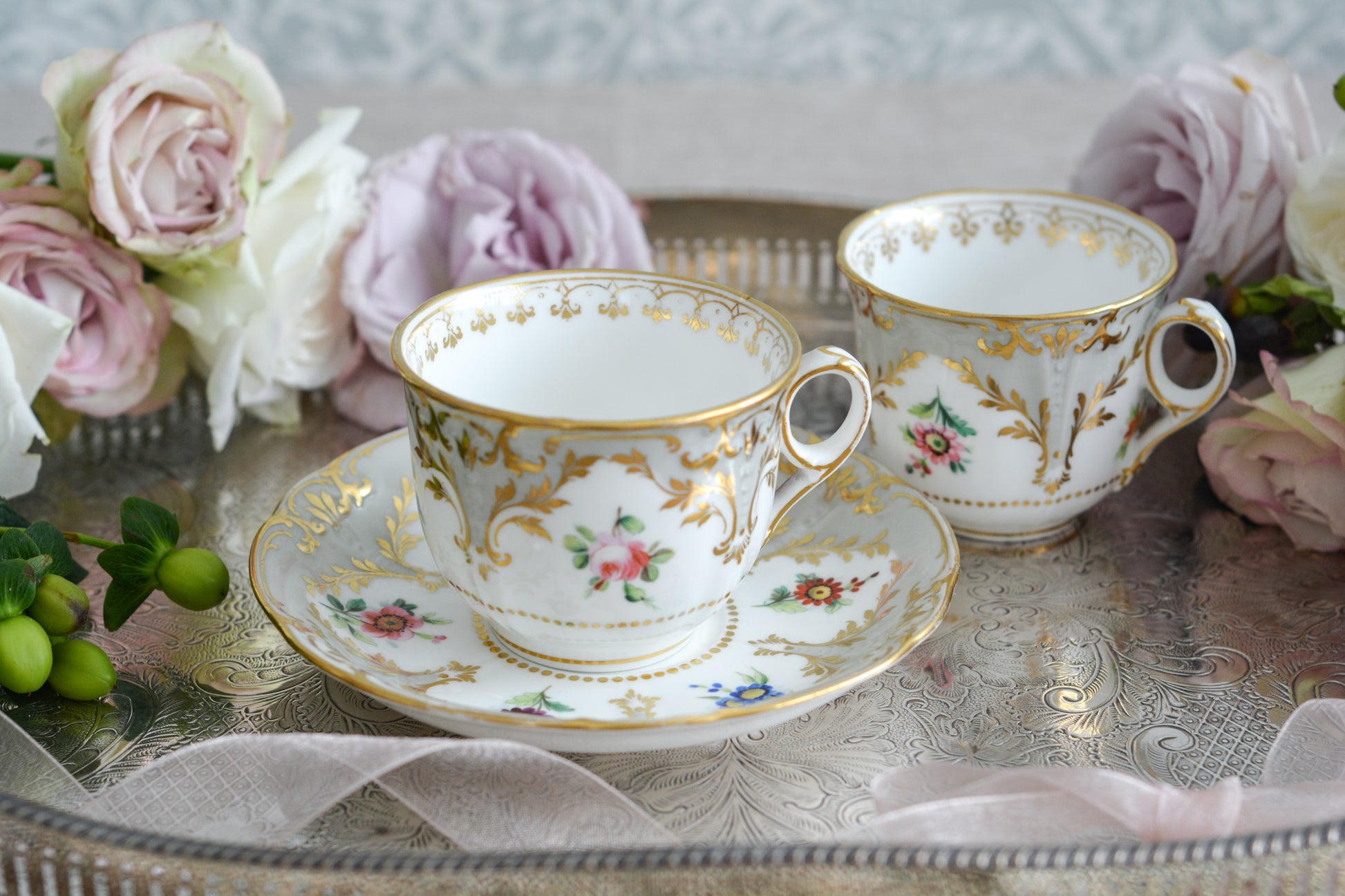 トゥルートリオは、ティーカップ、コーヒーカップ、ソーサーのセットで1800年代中頃まではトリオといえばトゥルートリオが主流でした。こちらはバックスタンプなどはないのですが、ソーサーの裏面にうっすらとMINTONと確認できます。美しいハンドペイントの絵付けはさすがミントン。ミントンの絵付けは繊細で優しいタッチですね。リングハンドルもエレガントです。とても状態の良いお品で、紅茶もコーヒーもお楽しみいただけます。素敵なティータイムをお過ごしください。