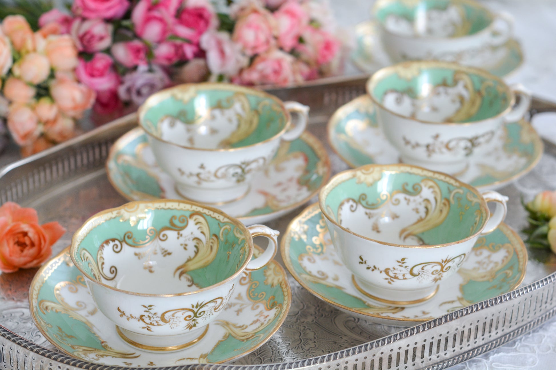 爽やかなアップルグリーンカラーに美しい模様のカップ&ソーサー。メーカーは不明ですが、優美なシェイプも素晴らしいデザインのお品です。こちらは1客の価格です。在庫が全部で5客ございます。 差異はあまりありませんが、状態の良いものから順番にお送りいたします。