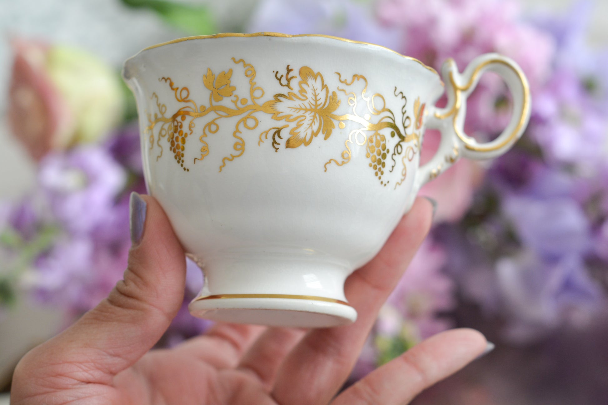 コールポートのロココリバイバル作品のアデレードシェイプ。とても優雅なシェイプで、ハンドペイントで描かれる花々は繊細でとても美しいです。いろいろなデザインが作られていて、シェイプは同じでも絵柄は少しずつ違います。こちらはコバルトブルーに金彩のお花模様が豪華なお品。アデレードシェイプは探すのにとても苦労しますが、見つけた時の喜びはとても大きいものです。金彩の薄れはありますが、貫入のないとても良い状態です。素敵なアデレードシェイプをぜひご覧ください。