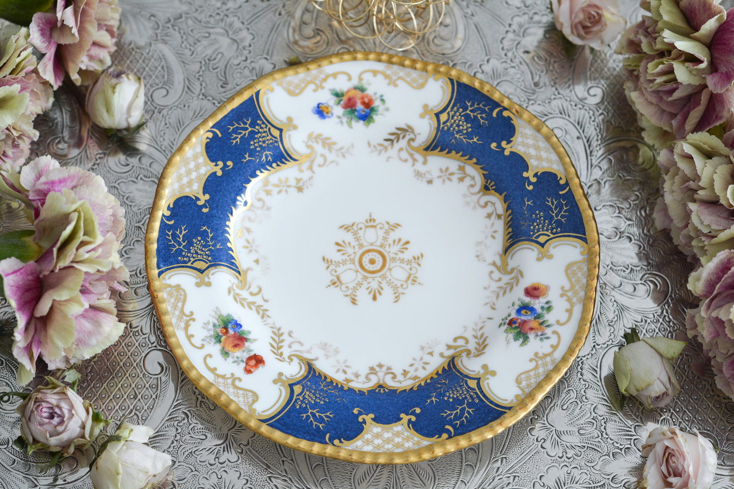 コールポートの人気シリーズ、バットウィングシリーズ。こちらはとても珍しい明るいブルーのサイドプレートです。ちょっと凝ったブルーで石目のようになっていて高級感があります。バットウィングシリーズはたくさんのカラーバリエーションがありますが、最近はバットウィングシリーズはどのカラーも探すことがより困難になっております。こちらのプレートは、特に珍しいカラーでコレクションにぴったりです。