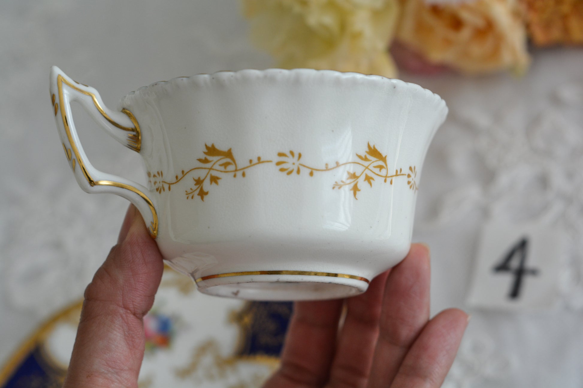 コールポートの代表作と言ってもいい、バットウィングシリーズ。こちらはコバルトブルーのティートリオです。重厚感のあるコバルトブルーと金彩のコントラスト、美しいシェイプ。凛としさ美しさがありオーラを感じます。最近はバットウィングも探すのがとても困難になってきました。心が躍るカップでティータイムをお楽しみいただけたら嬉しいです。こちらは1セットの価格です。全部で6セット在庫がございます。状態で価格が変わります。