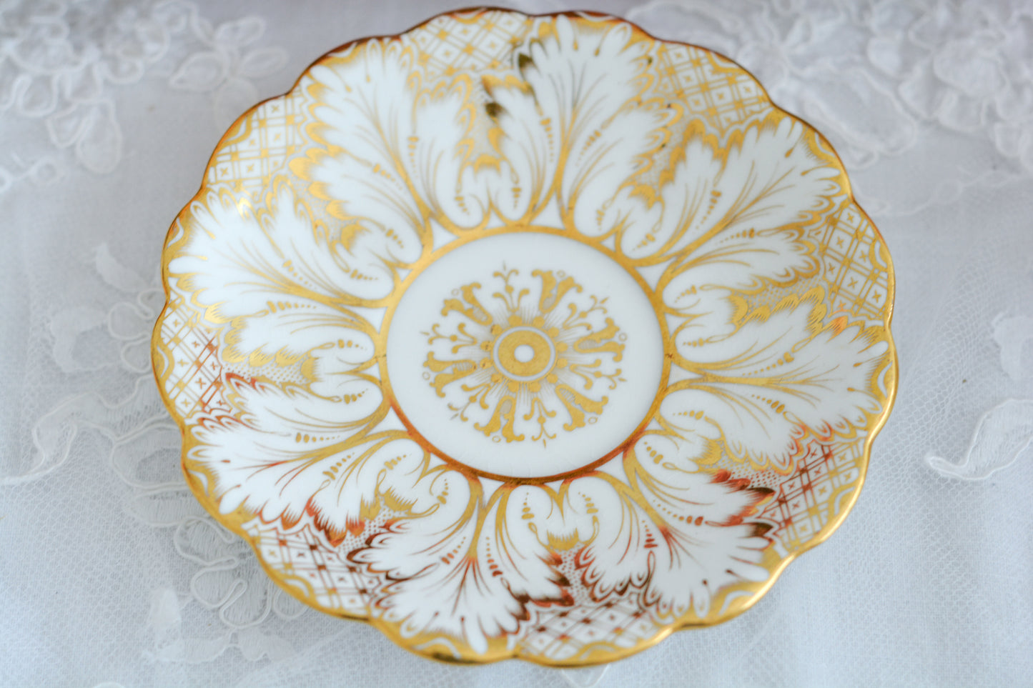 コウルドンがリッジウェイのフォリエージシェイプ(Foliage Shape)をリバイバルしたお品。ハンドル部分には葉っぱの模様がついていてとても可愛らしいシェイプです。リッジウェイは力強く豪華な作風という印象で、後身のコウルドンはより時代や流行に敏感で繊細で美しいデザインの作品をたくさん作っています。リッジウェイのフォリエージシェイプはいろいろなパターンがありますが、こちらは特に豪華なデザインで個人的にもフォリエージシェイプは大好きなデザイン。コウルドン時代にも受け継がれていたことを嬉しく思っています。