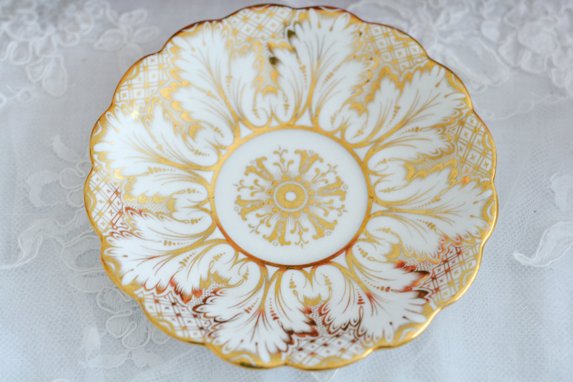 コウルドンがリッジウェイのフォリエージシェイプ(Foliage Shape)をリバイバルしたお品。ハンドル部分には葉っぱの模様がついていてとても可愛らしいシェイプです。リッジウェイは力強く豪華な作風という印象で、後身のコウルドンはより時代や流行に敏感で繊細で美しいデザインの作品をたくさん作っています。リッジウェイのフォリエージシェイプはいろいろなパターンがありますが、こちらは特に豪華なデザインで個人的にもフォリエージシェイプは大好きなデザイン。コウルドン時代にも受け継がれていたことを嬉しく思っています。