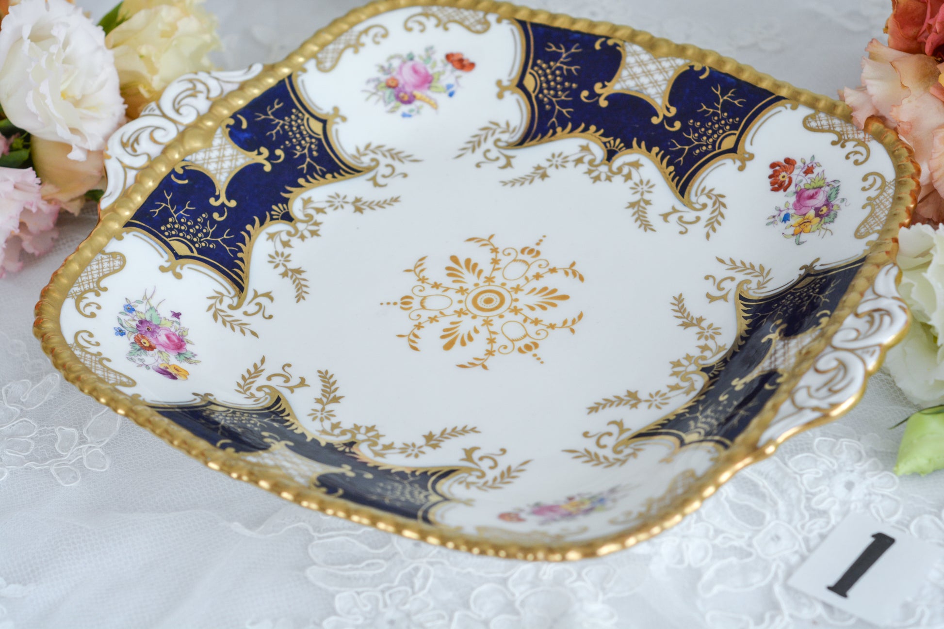 コールポートの人気シリーズ、バットウィング。カラーバリエーションも豊富なシリーズです。こちらはコバルトカラーの美しいB&Bプレート。コバルトブルーは重厚感がありますね。B&BプレートのB&Bとは、ブレッド&バターの略で、パンやサンドイッチ、スコーンはもちろん、スイーツなども盛り付けてお楽しみいただけます。