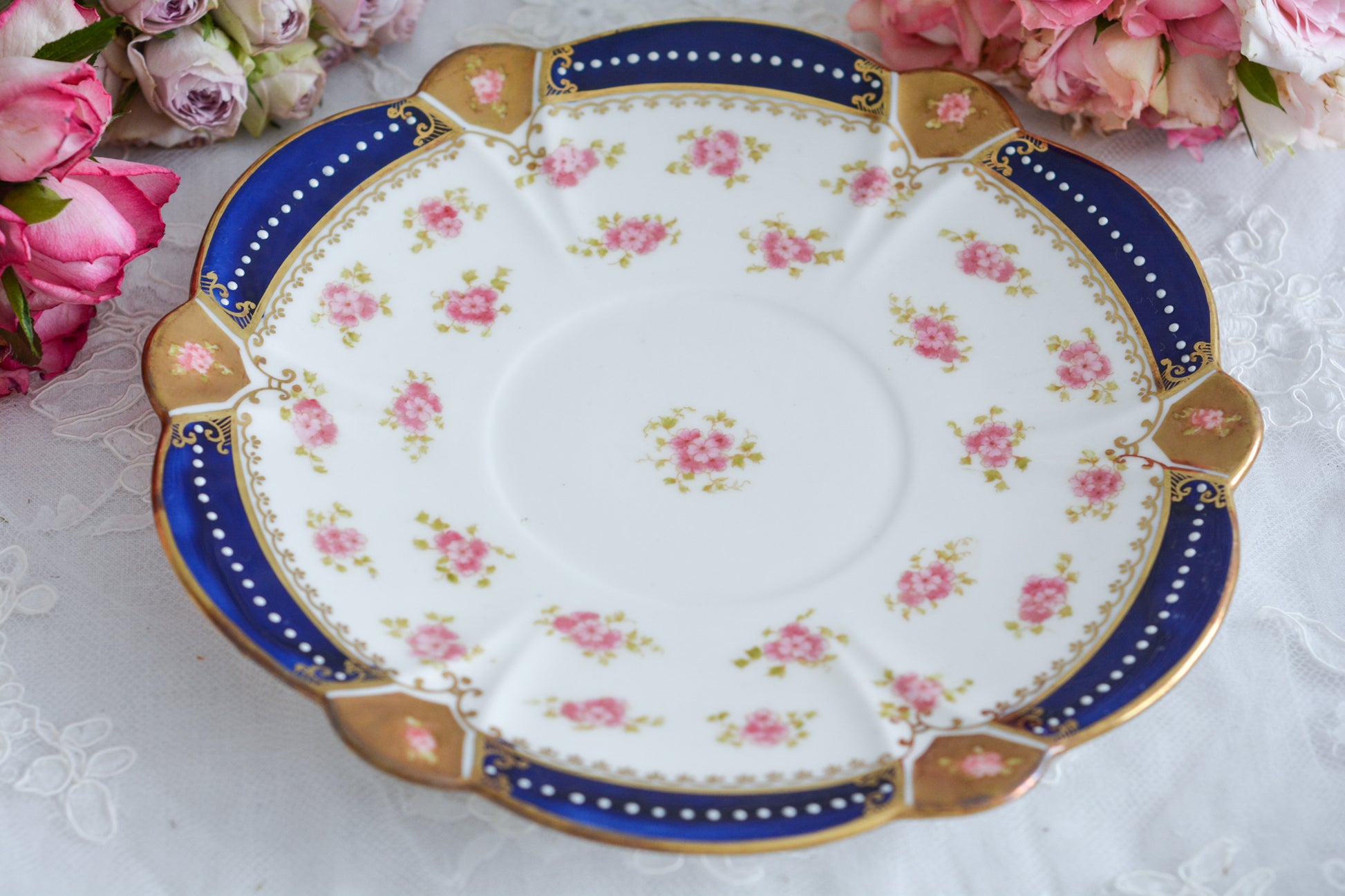 アレートンというメーカーの美しいティートリオです。アレートンは1859年から1942年まで続いたメーカーで、1912年からはコウルドンに買収されました。バックスタンプはコウルドンに引き継がれる以前の物です。美しいコバルトブルーにエナメルのジュールがうってあって、とってもエレガントなティーセットです。カップ&ソーサー、サイドプレート、デザートプレートの4ピースのセットで、お一人分のティータイムにぴったりです。