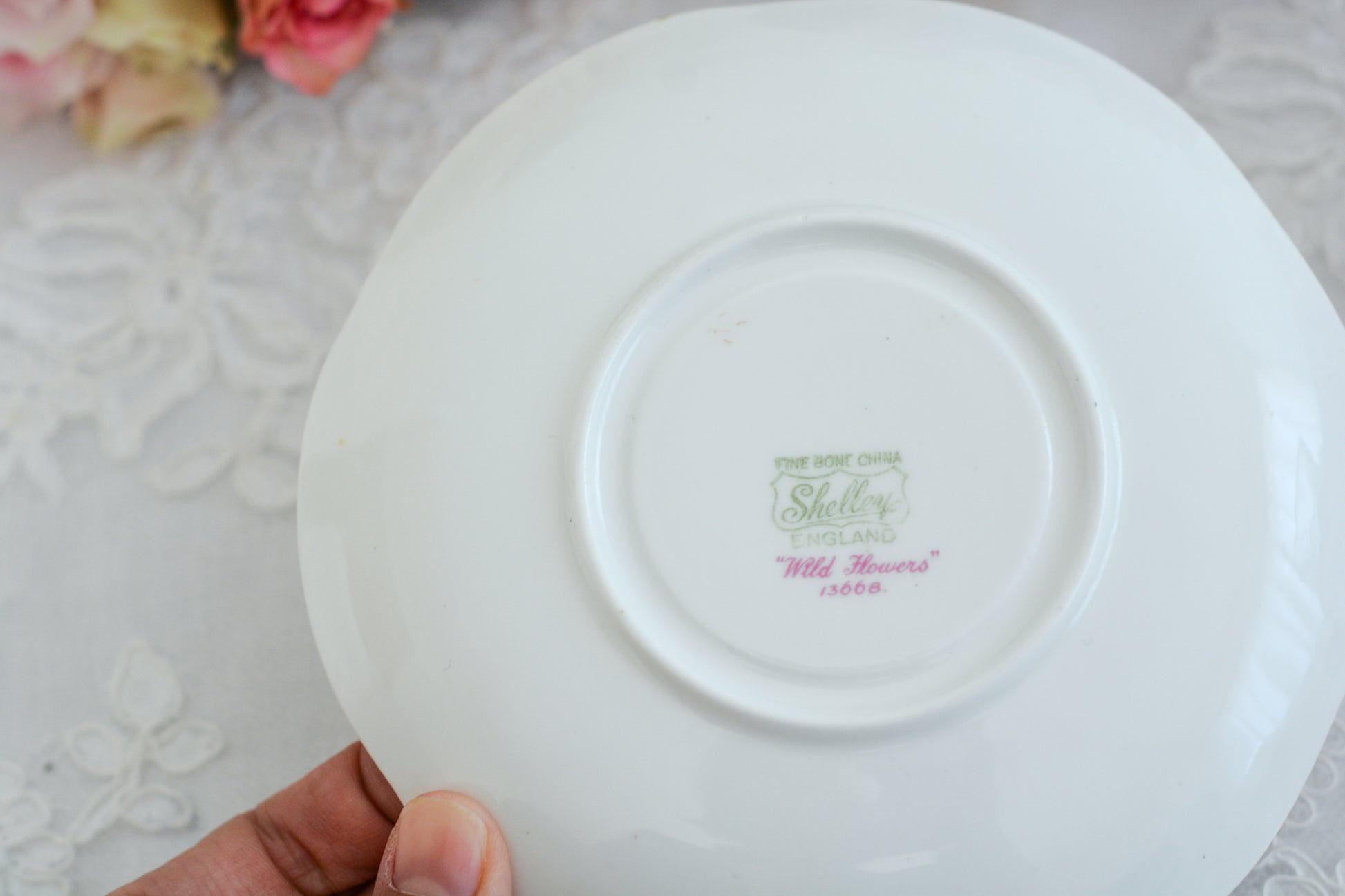 シェリーのワイルドフラワーシリーズの可愛らしいティートリオです。カップはディンティーシェイプと呼ばれる可愛らしいシェイプで上から見るとお花が咲いている様に見えます。イギリスの色とりどりの野花が散りばめられていて、どんな花がプリントされているか眺めるのも楽しいです。こちらは同じシリーズのピンクのお揃いのB&Bプレート、色違いのブルーのB&Bプレートも別で掲載しています。