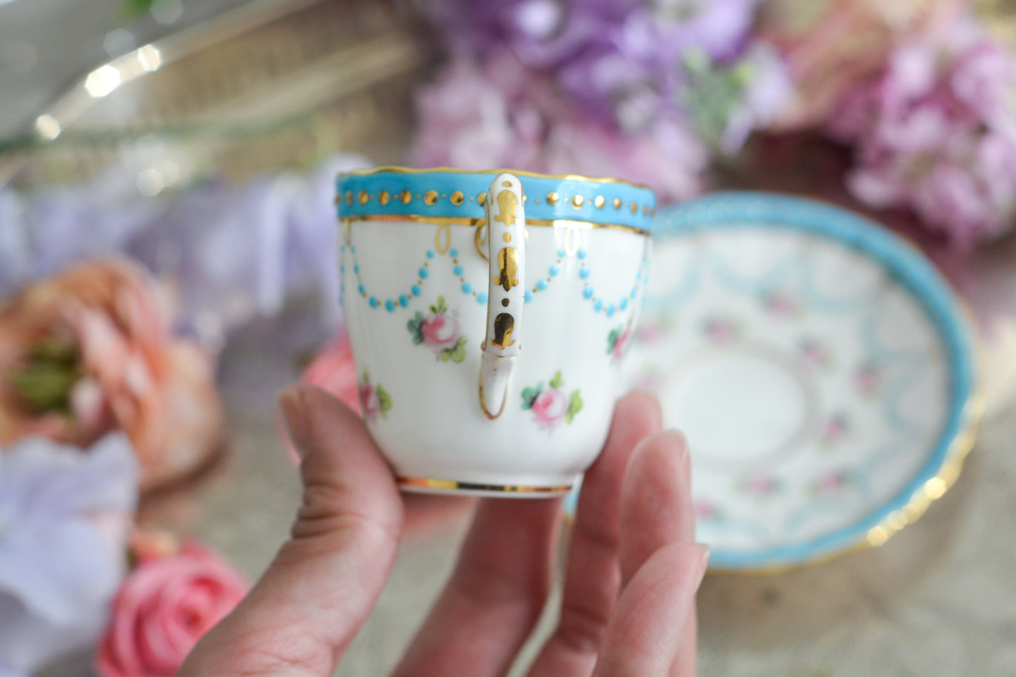 ミントンの美しいデミタスカップ。ミントンブルーにエレガントなデザイン。さすがミントン!ですね。小さなカップにぎゅっと魅力が詰まったお品です。 ミントンは女性の絵付け師さんが他のメーカーよりもたくさん活躍していたと本で読んだことがあります。ミントンのエレガントで美しいデザインはそんな理由もあるのかもしれません。カップのハンドルに製造時にできたと思われる傷と、ソーサーにヘアライン(貫通はしていません)があるので実用にはお勧めしませんが、ぜひたくさん眺めて愛でていただきたい、芸術的なカップです。