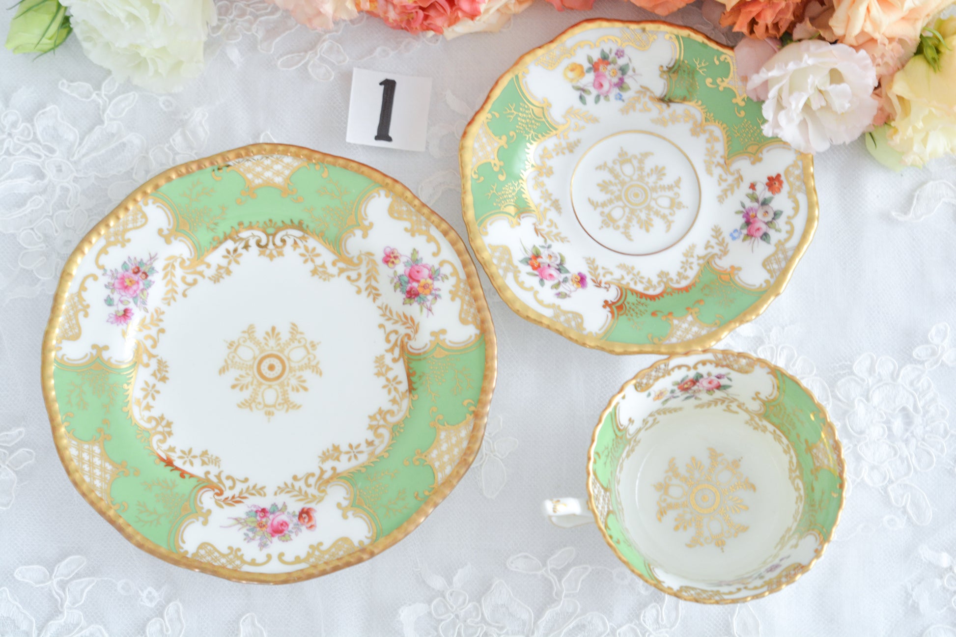 コールポートの代表作と言ってもいい、バットウィングシリーズ。こちらは明るい雰囲気のアップルグリーンのティートリオです。柔らかな印象で凛としさ美しさがありオーラを感じます。季節を選ばずお楽しみいただけるカラーですね。最近はバットウィングも探すのがとても困難になってきました。こちらはイギリスのコレクターさんからお迎えしたお品で、大切にされていたことのわかるお品達です。トリオの中央の模様の色が違ったりオリジナルのセットではないかもしれませんが、美しいトリオです。ご縁をお繋ぎできたら嬉しく思います。こちらは1セットの価格です。全部で6セット在庫がございます。①〜⑥からお選びください。