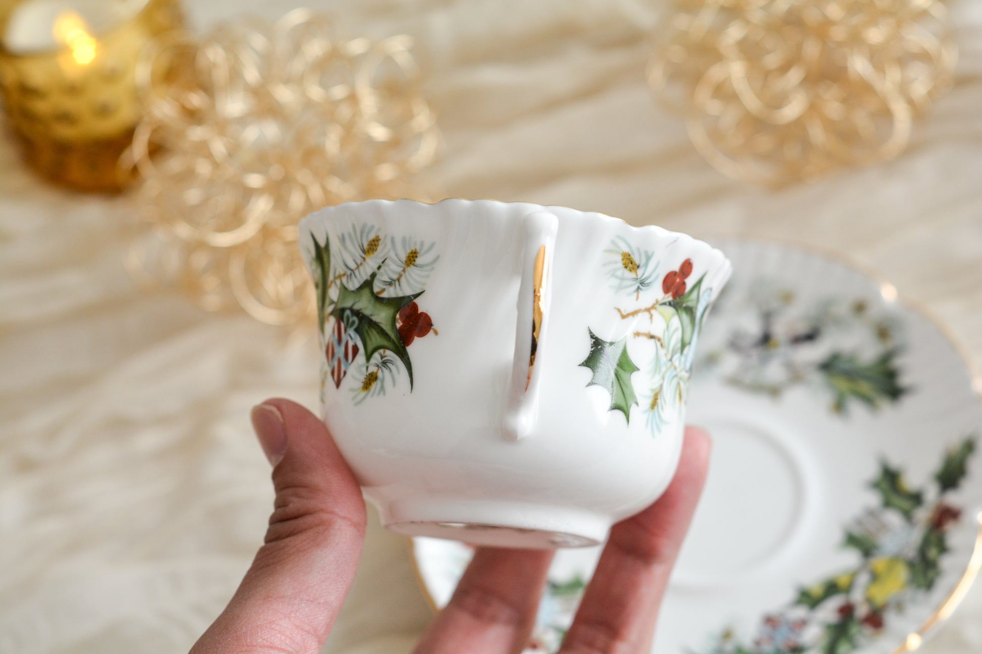 ハマースレイのクリスマスの絵柄のカップ&ソーサーは、ヒイラギにプレゼントやステッキ、お人形などクリスマスらしいモチーフがたくさん。とっても可愛らしいカップです。クリスマスのワクワクする気持ちをさらに盛り上げてくれそうですね。今回1客だけ入荷できました!ぜひクリスマスのティータイムをお楽しみくださいませ。