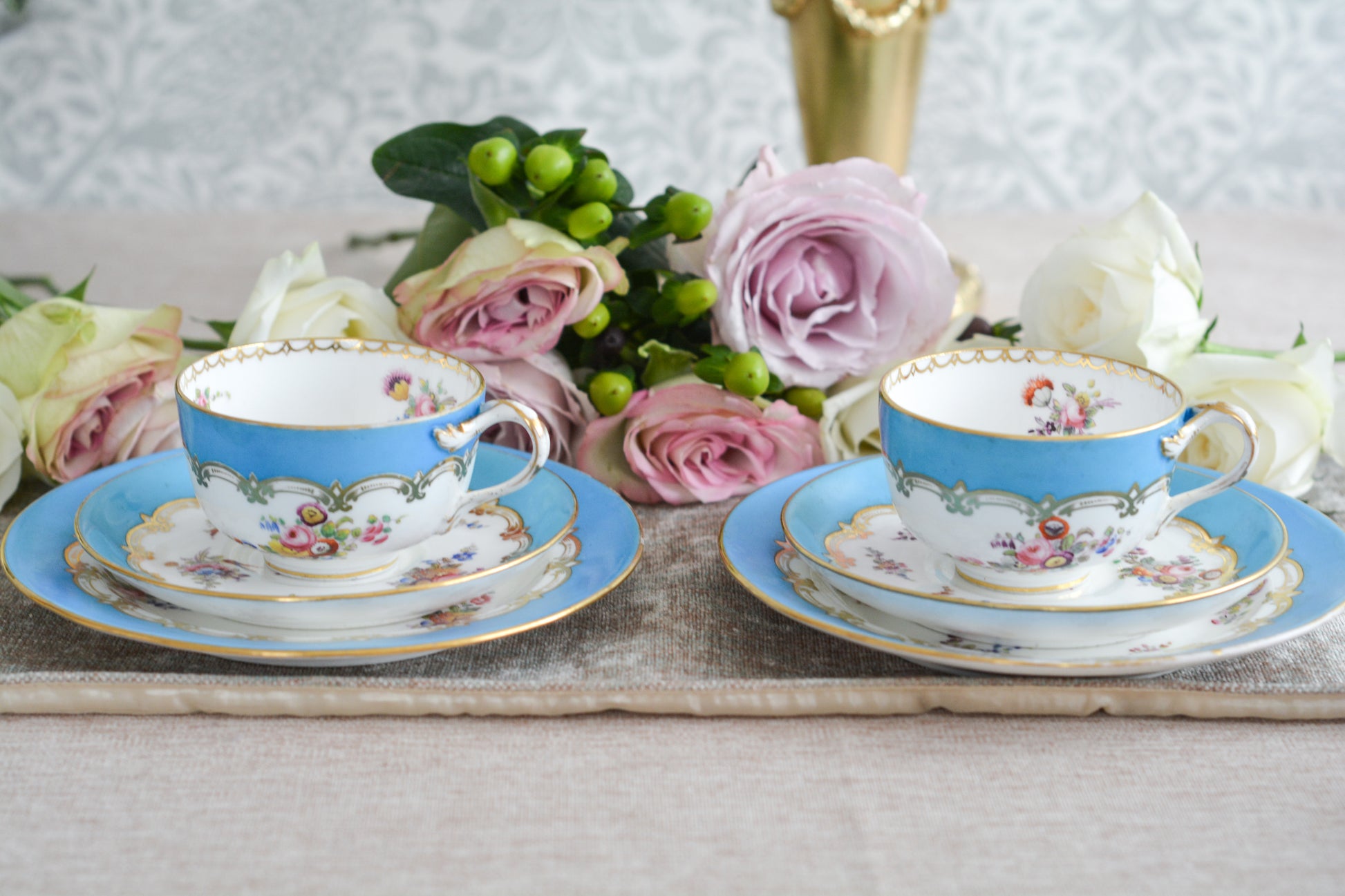 コールポートのハンドペイントで描かれた花々がとても美しいティートリオです。以前色違いのコバルトブルーのトリオをご紹介したことがあります。シリーズ名はないのですが、何色かカラーバリエーションがあります。ターコイズブルーはどのシリーズにおいても貴重なカラー。ターコイズブルーに金彩のコントラストがとても豪華な印象です。特別なティータイムにどうぞ。