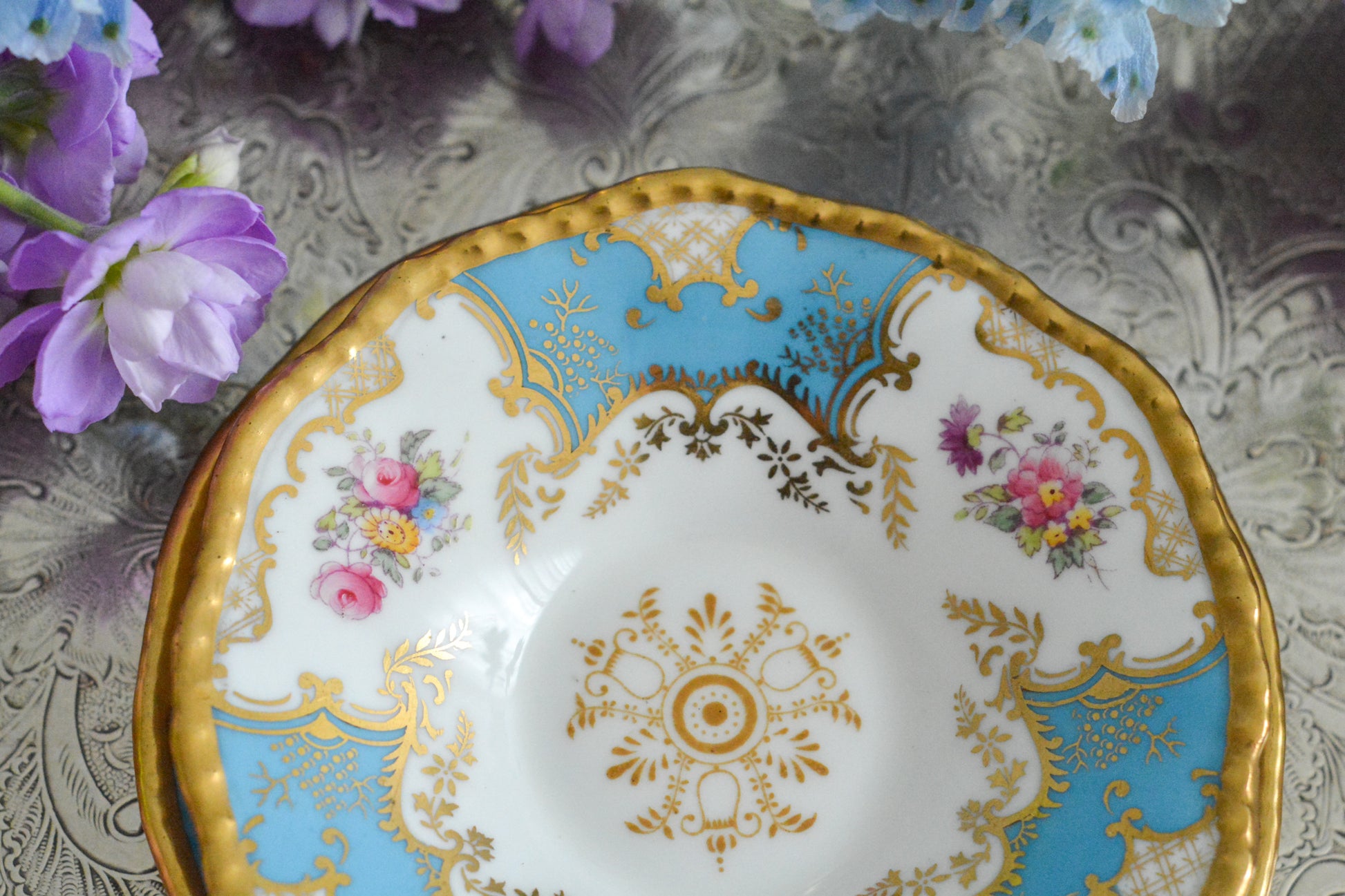 コールポートの代表作と言ってもいい、バットウィングシリーズ。カラー展開が豊富でレアカラーと呼ばれる貴重かつ人気のカラーがあります。その中でもターコイズブルーは幻と言われるほどレアなカラー。前回ご紹介できた時もとても嬉しかったのですが、また出会うことができて本当に嬉しく思います。手に取ると、宝石のようにキラキラと輝くターコイズブルーに金彩のコントラスト、美しいシェイプ。本当に素晴らしい、心が躍るカップです。