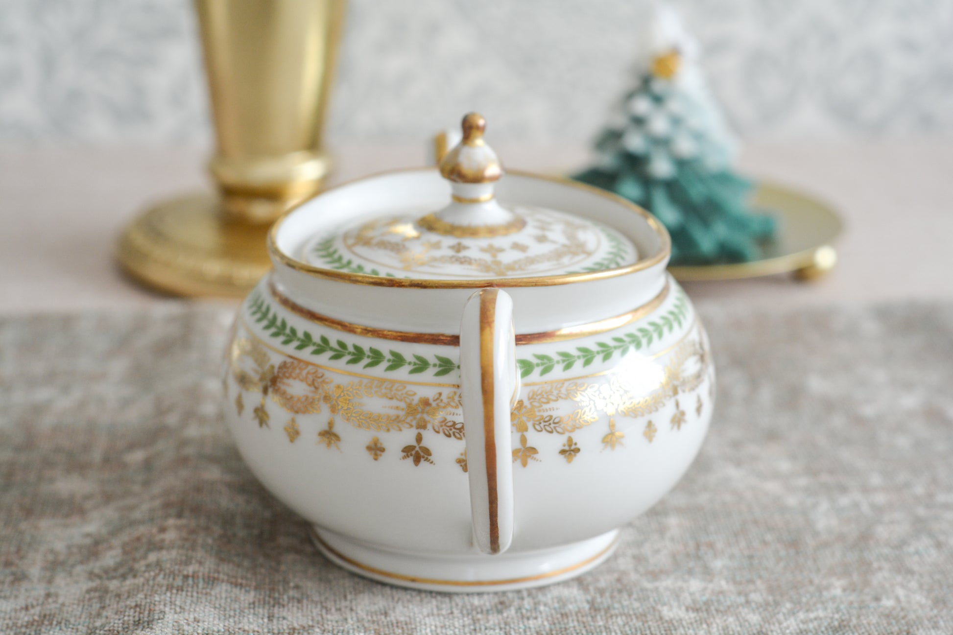 フランスのリモージュ、ジャン・プーヤ工房のシュガー入れです。絵柄はシンプルですが、上品でクリスマスのティータイムやテーブルコーディネートにぴったりなお品。テーブルを彩ります。クリスマス企画の特別価格になっています。 同じデザインのティートリオ、ミルクジャグ、サービングプレート、小さなプレート、とても小さなプレートのセットを別で掲載していますのでセットでコーディネートもお楽しみいただけます。