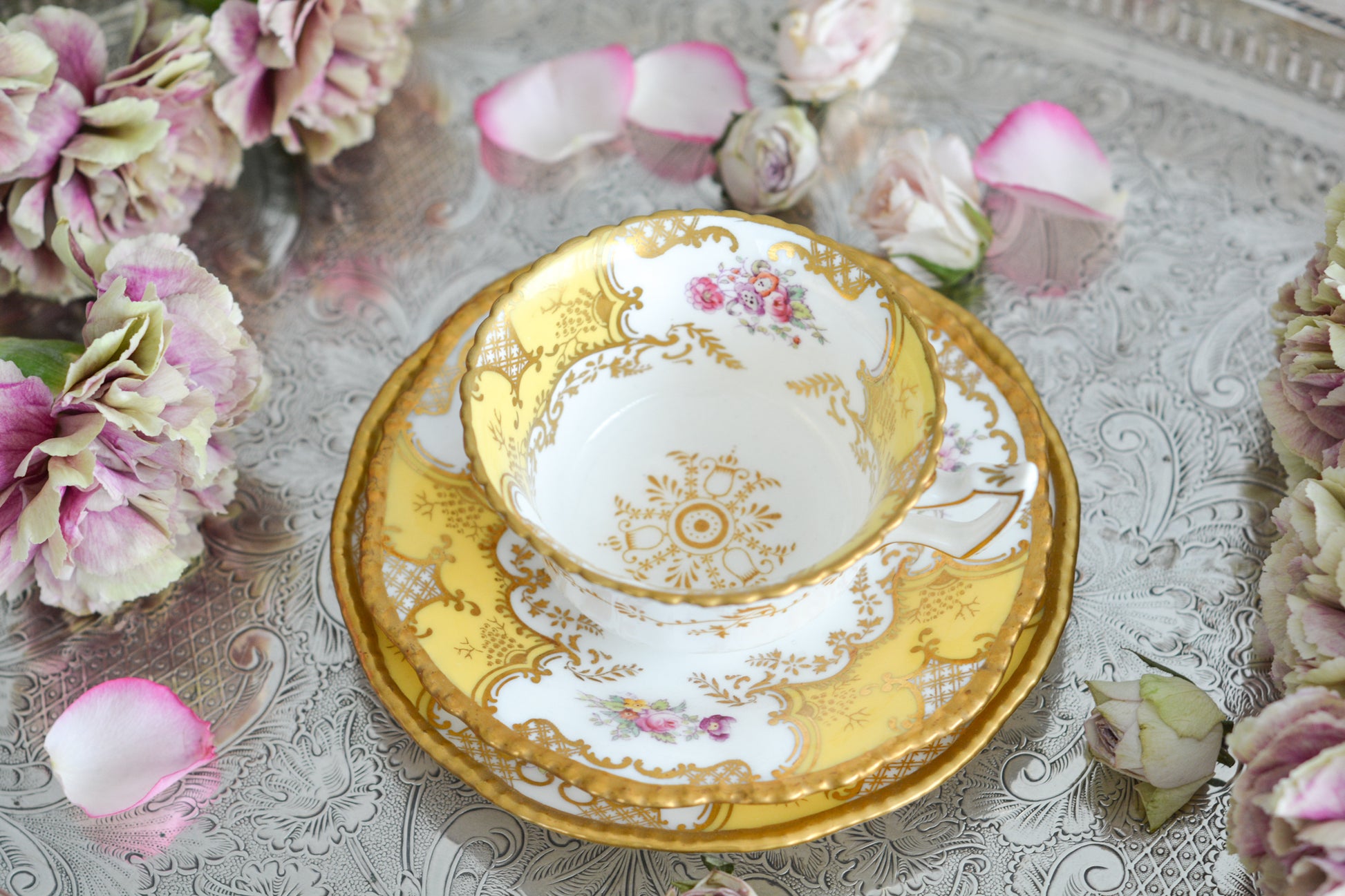 コールポートの人気シリーズ、バットウィングシリーズ。レアカラーのイエローカラーのトリオです。イエローのバットウィングは、鮮やかなイエローカラーが美しく、とても華やかな印象です。最近はバットウィングシリーズは探すことがより困難になっております。残念ながらカップにヒビが入っている為に観賞用となっております。(水漏れしたり、カップ自体が割れてしまう可能性があるため、カップに紅茶などを入れることは難しいです)ソーサーとサイドプレートはとても良い状態です。カップにヒビはあるものの観賞用としては大変美しく、貴重なお品です。ぜひコレクションとしてこのカップをお楽しみください。