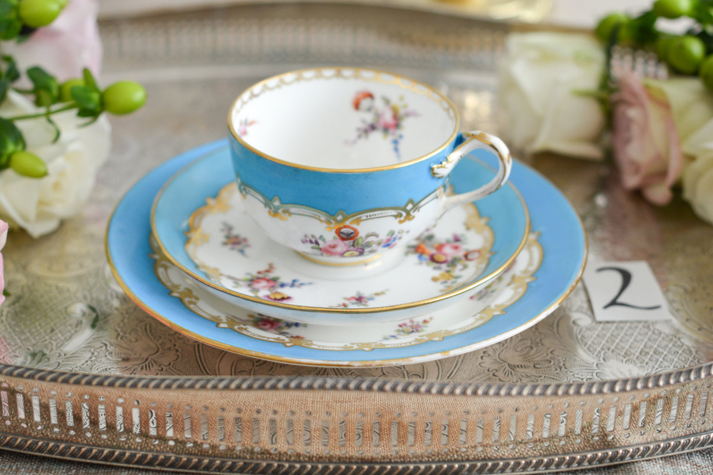 コールポートのハンドペイントで描かれた花々がとても美しいティートリオです。以前色違いのコバルトブルーのトリオをご紹介したことがあります。シリーズ名はないのですが、何色かカラーバリエーションがあります。ターコイズブルーはどのシリーズにおいても貴重なカラー。ターコイズブルーに金彩のコントラストがとても豪華な印象です。特別なティータイムにどうぞ。