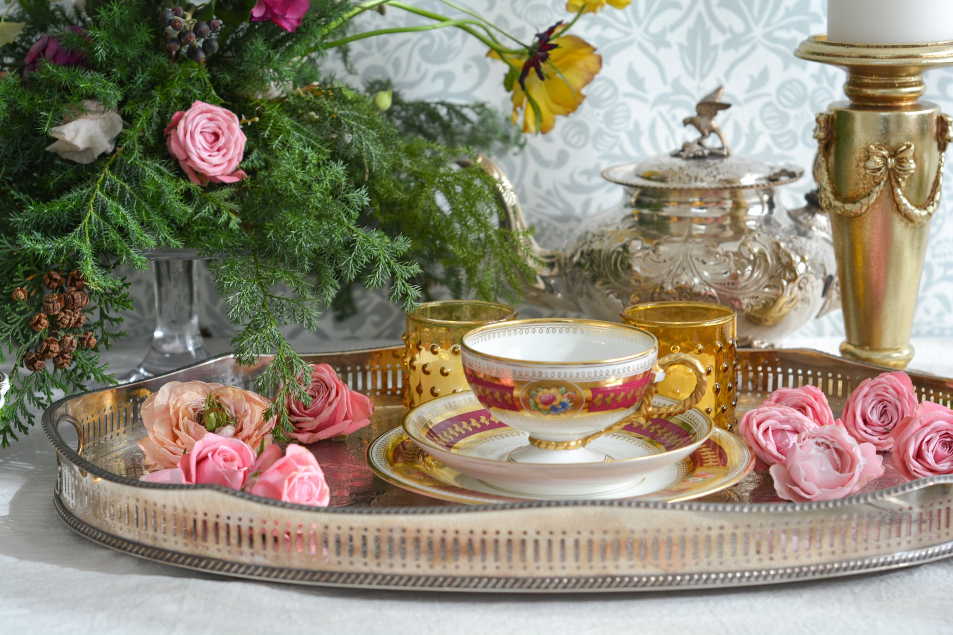 コウルドンの素晴らしいティートリオ。カップのハンドルはロープハンドルと呼ばれるデザインで、コウルドン前身のブラウンウエストヘッドムーア社が製造していたデザインです。リッジウェイ時代の豪華絢爛な作風を残しつつ、より洗練されたデザインへと昇華していったブラウンウエストヘッドムーア社。ロープハンドルはそんなブラウンウエストヘッドムーアの代表的なデザイン。数も少ないので大変人気があります。カップにはコウルドンのバックスタンプがあるのでコウルドンが引き継いで作られたお品だと思うのですが、ソーサーのダイヤモンドマークは1868年9月25日に登録されたことを示しています。ソーサーだけ古い感じはしないので、このダイヤモンドマークはこのお品ではなく、デザインの商標登録を示しているのかもしれません。アンティークは色々なストーリーを考える楽しみを与えてくれますね。