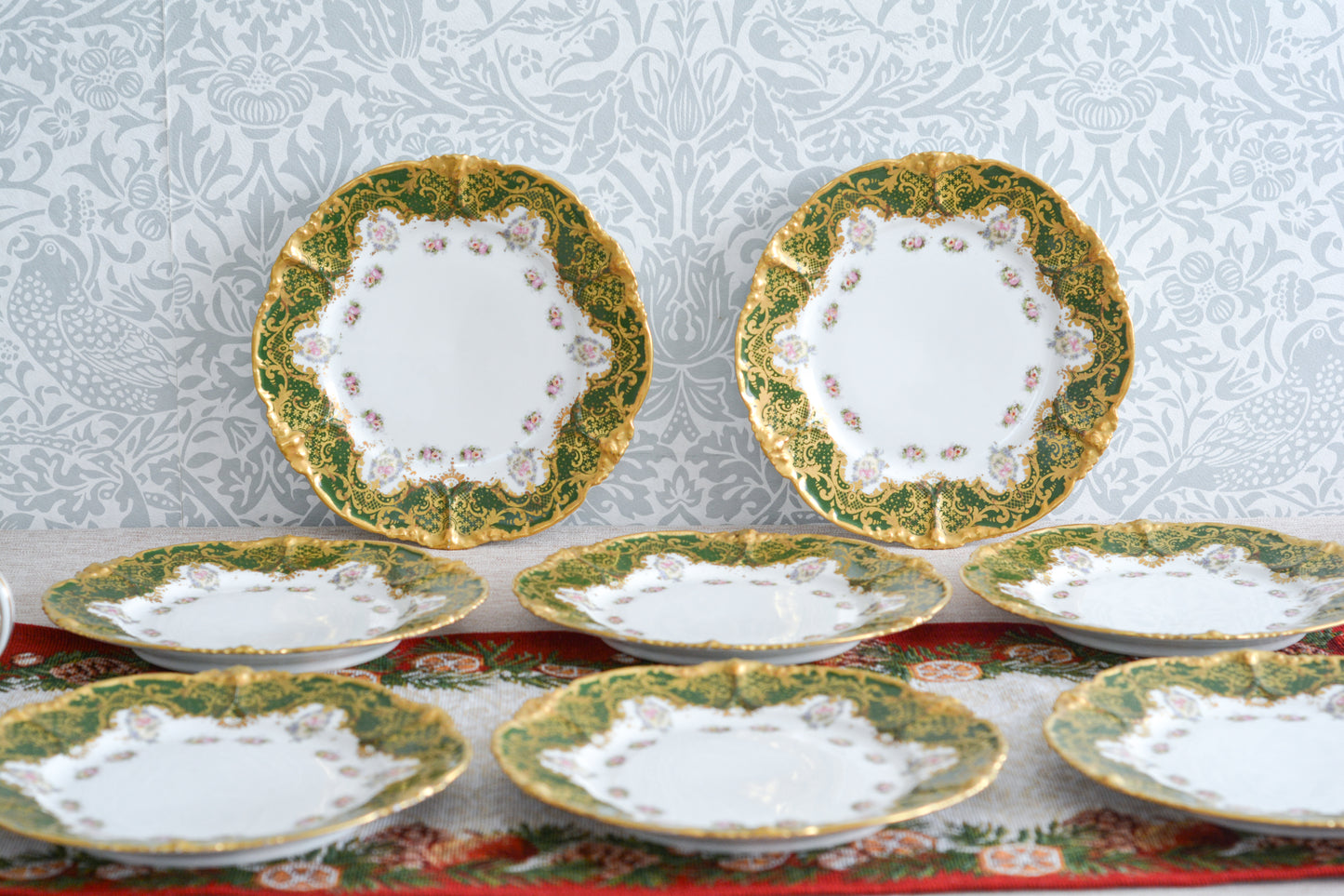 フランスのリモージュのプレートがやってきました。ジャン・プーヤ工房のデザートプレートで、深い緑の縁取りに繊細なタッチのお花がとても美しい1枚です。英国のタッチとはまた違った趣きがあり、エレガントで繊細な雰囲気。クリスマスのテーブルにもぴったりな色合いでテーブルを華やかに盛り上げてくれるプレートです。  こちらは1枚の価格です。クリスマス企画の特別価格になっています。在庫が全部で8枚ございます。状態の良いものから順番にお送りいたします。