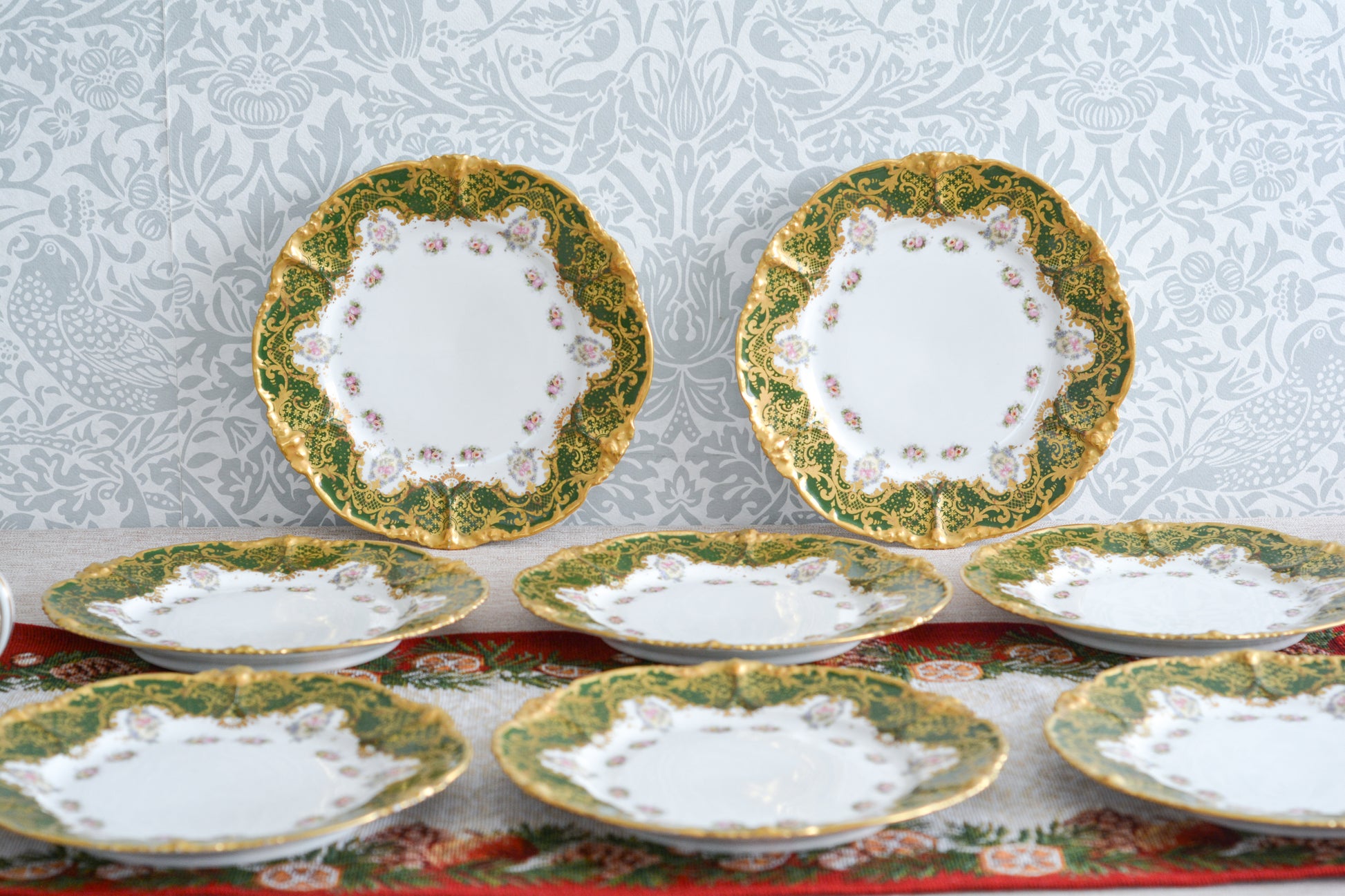 フランスのリモージュのプレートがやってきました。ジャン・プーヤ工房のデザートプレートで、深い緑の縁取りに繊細なタッチのお花がとても美しい1枚です。英国のタッチとはまた違った趣きがあり、エレガントで繊細な雰囲気。クリスマスのテーブルにもぴったりな色合いでテーブルを華やかに盛り上げてくれるプレートです。  こちらは1枚の価格です。クリスマス企画の特別価格になっています。在庫が全部で8枚ございます。状態の良いものから順番にお送りいたします。